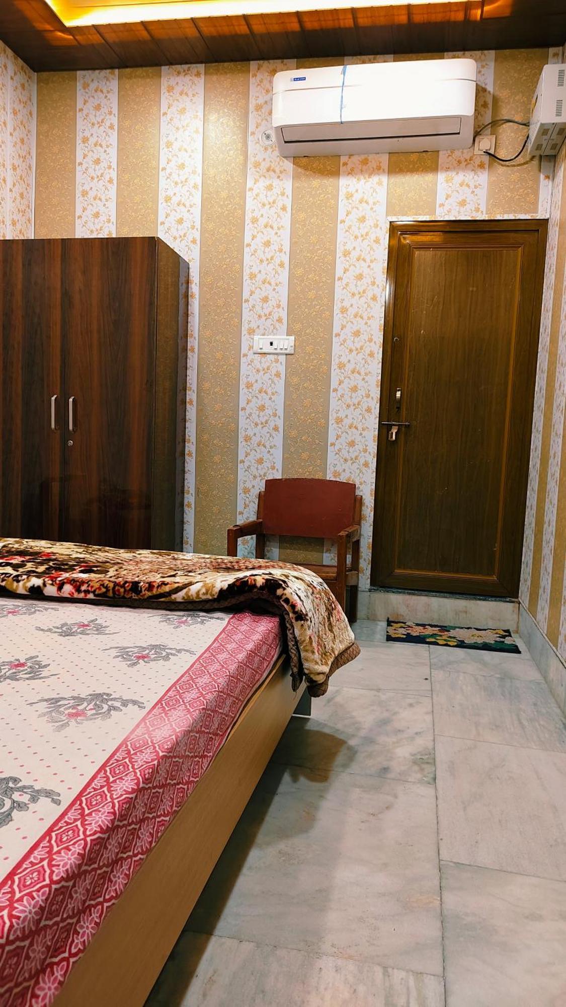 Raju 150 Meters From Shree Ram Janmbhoomi Temple 200 Meters From Dham Railway Station Homestay *