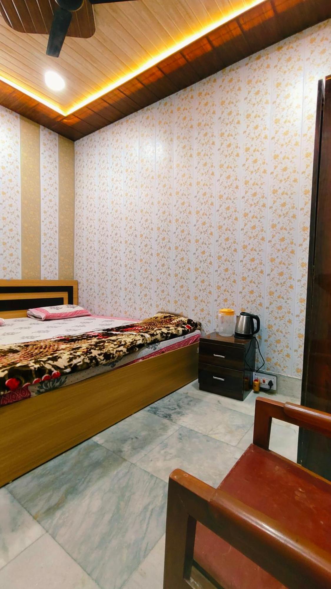 Raju 150 Meters From Shree Ram Janmbhoomi Temple 200 Meters From Dham Railway Station Ayodhya