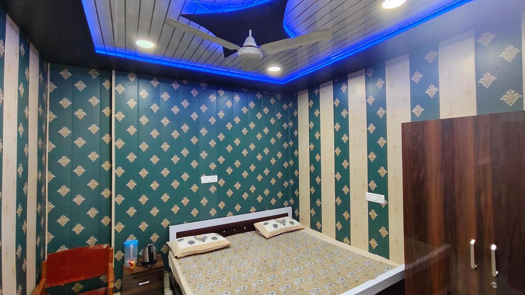 Raju 150 Meters From Shree Ram Janmbhoomi Temple 200 Meters From Dham Railway Station