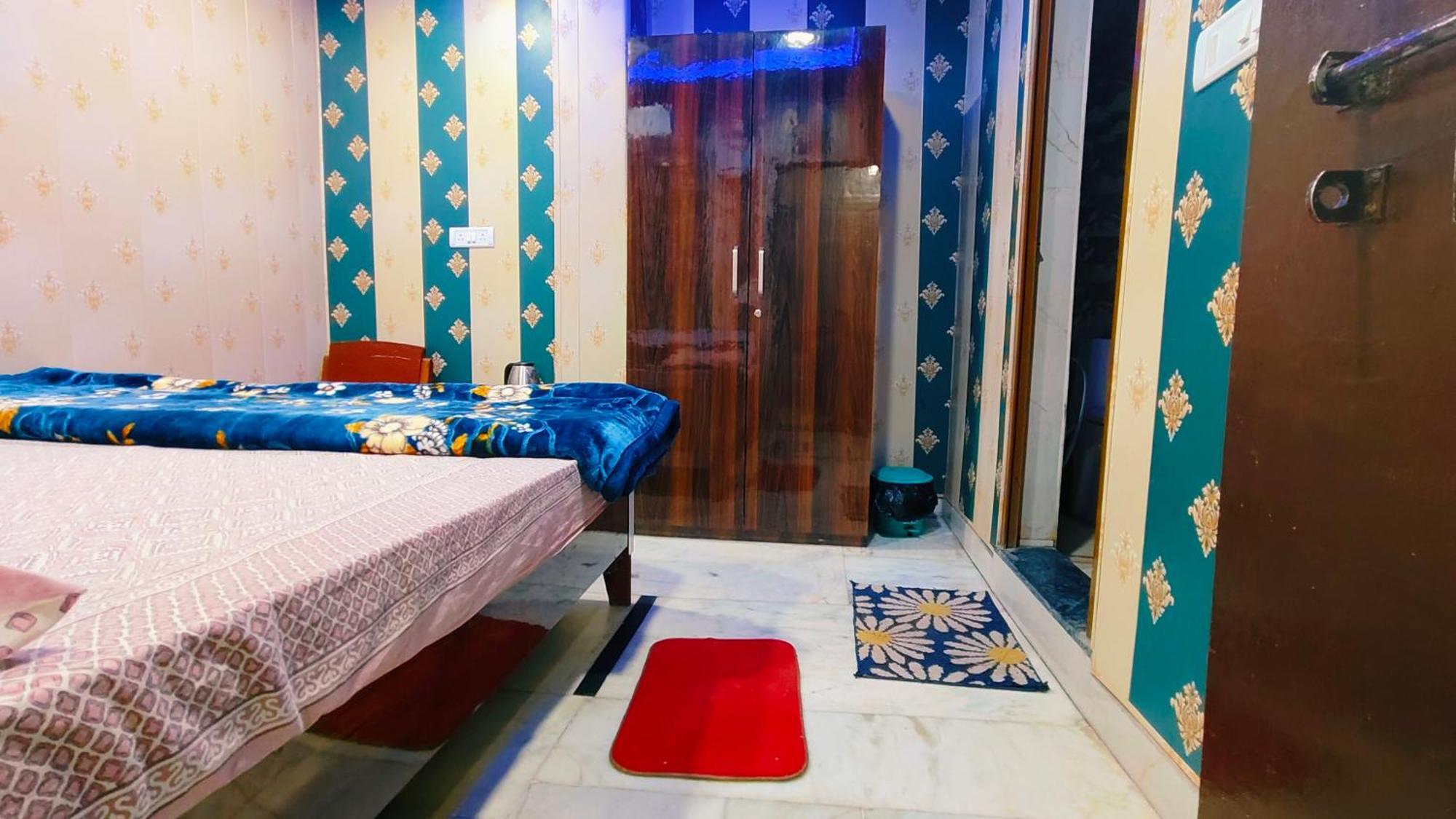 Raju 150 Meters From Shree Ram Janmbhoomi Temple 200 Meters From Dham Railway Station * Ayodhya