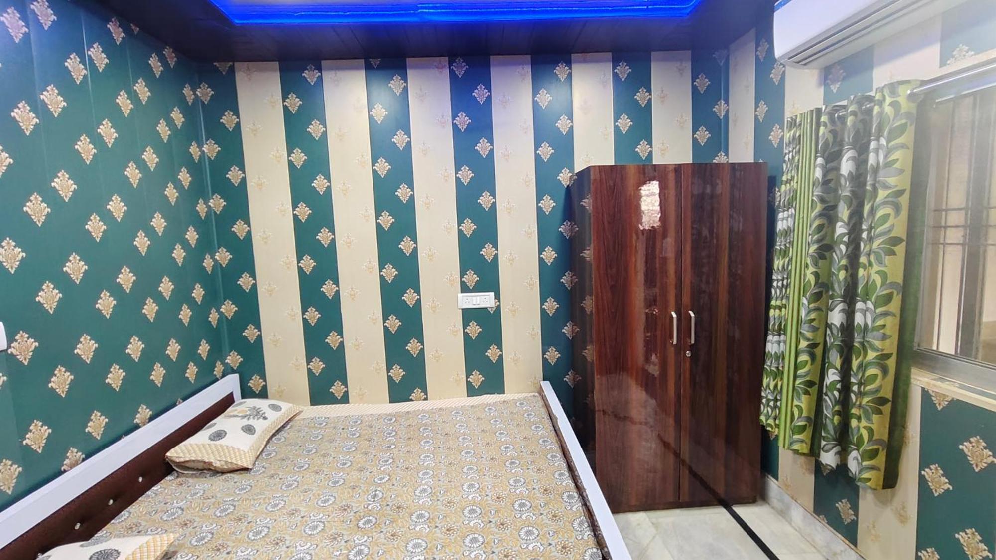 Raju 150 Meters From Shree Ram Janmbhoomi Temple 200 Meters From Dham Railway Station