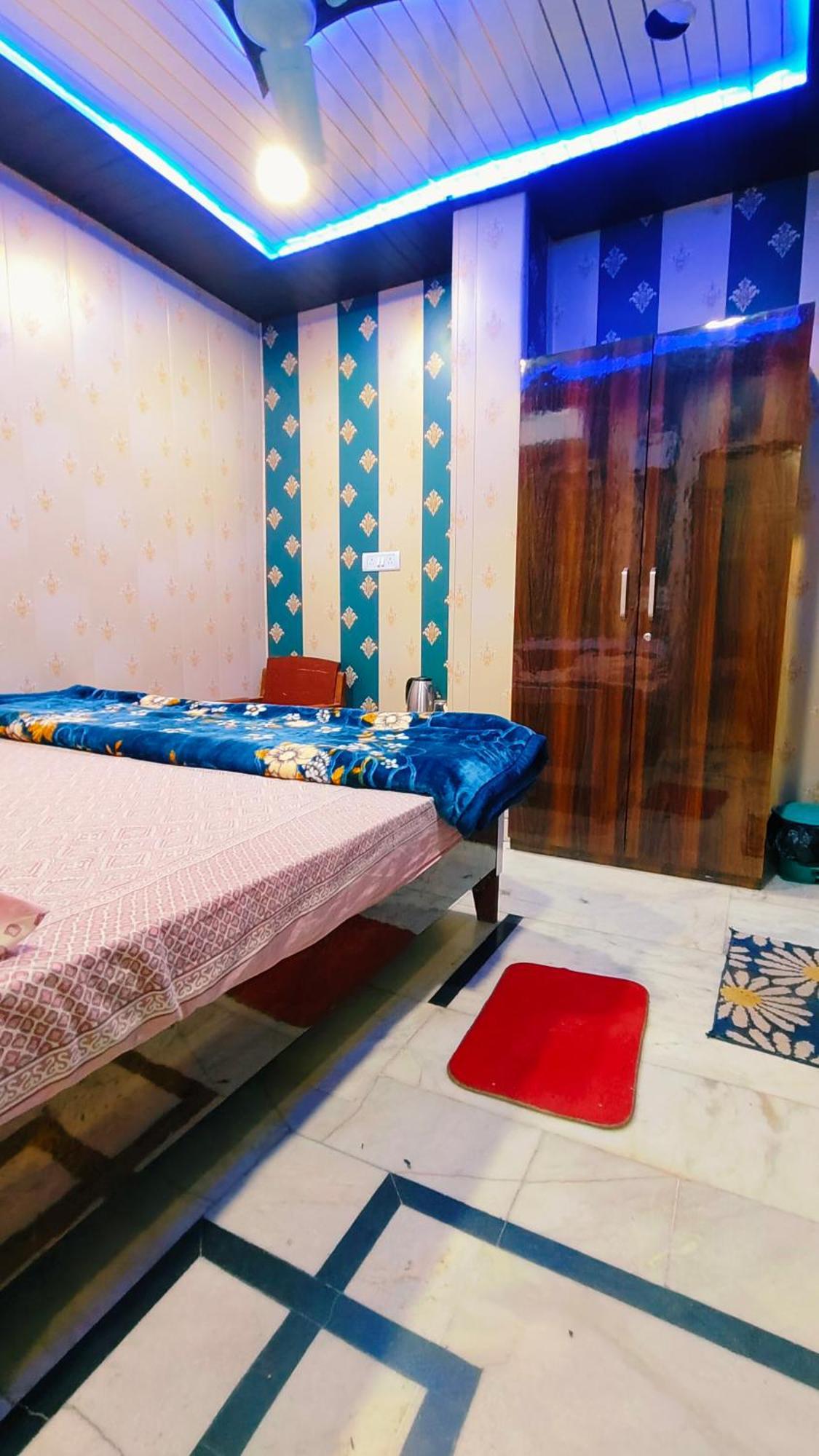 Raju 150 Meters From Shree Ram Janmbhoomi Temple 200 Meters From Dham Railway Station * Ayodhya