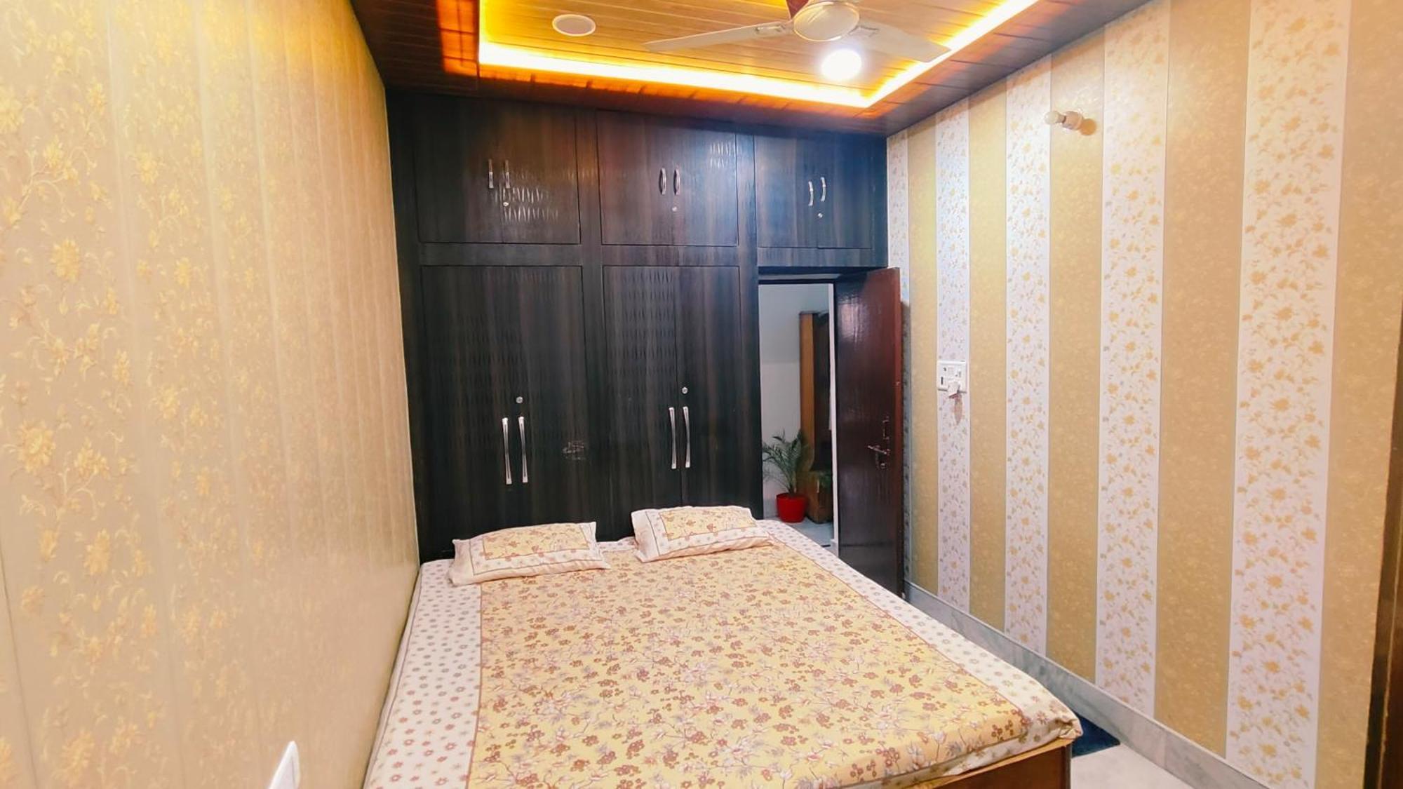 Raju 150 Meters From Shree Ram Janmbhoomi Temple 200 Meters From Dham Railway Station
