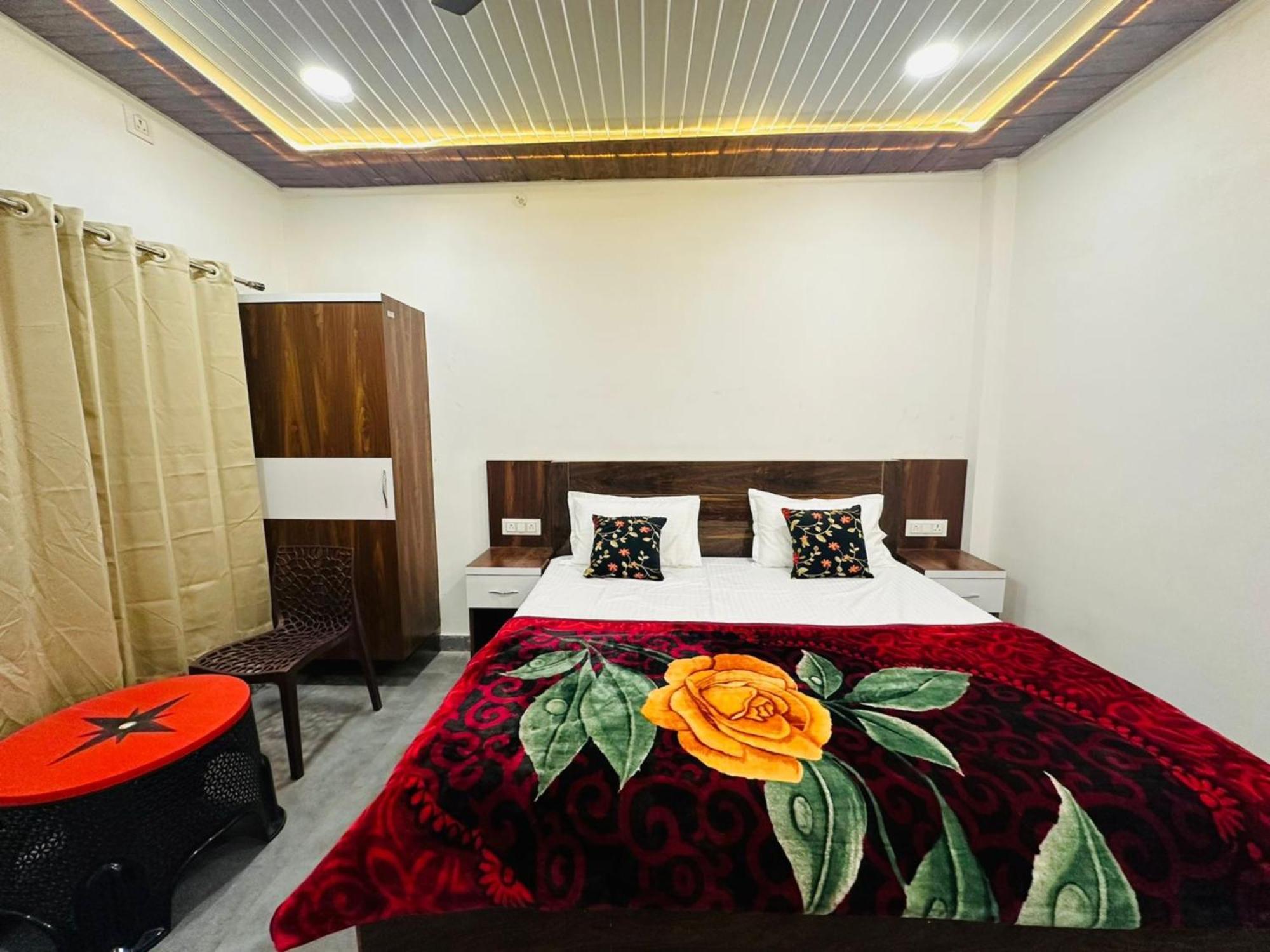 G R The Ram Krishna Palace Near Dasrath Mahal 500m -railway Station 800m -prime Location - Luxury And Spacious * Ayodhya