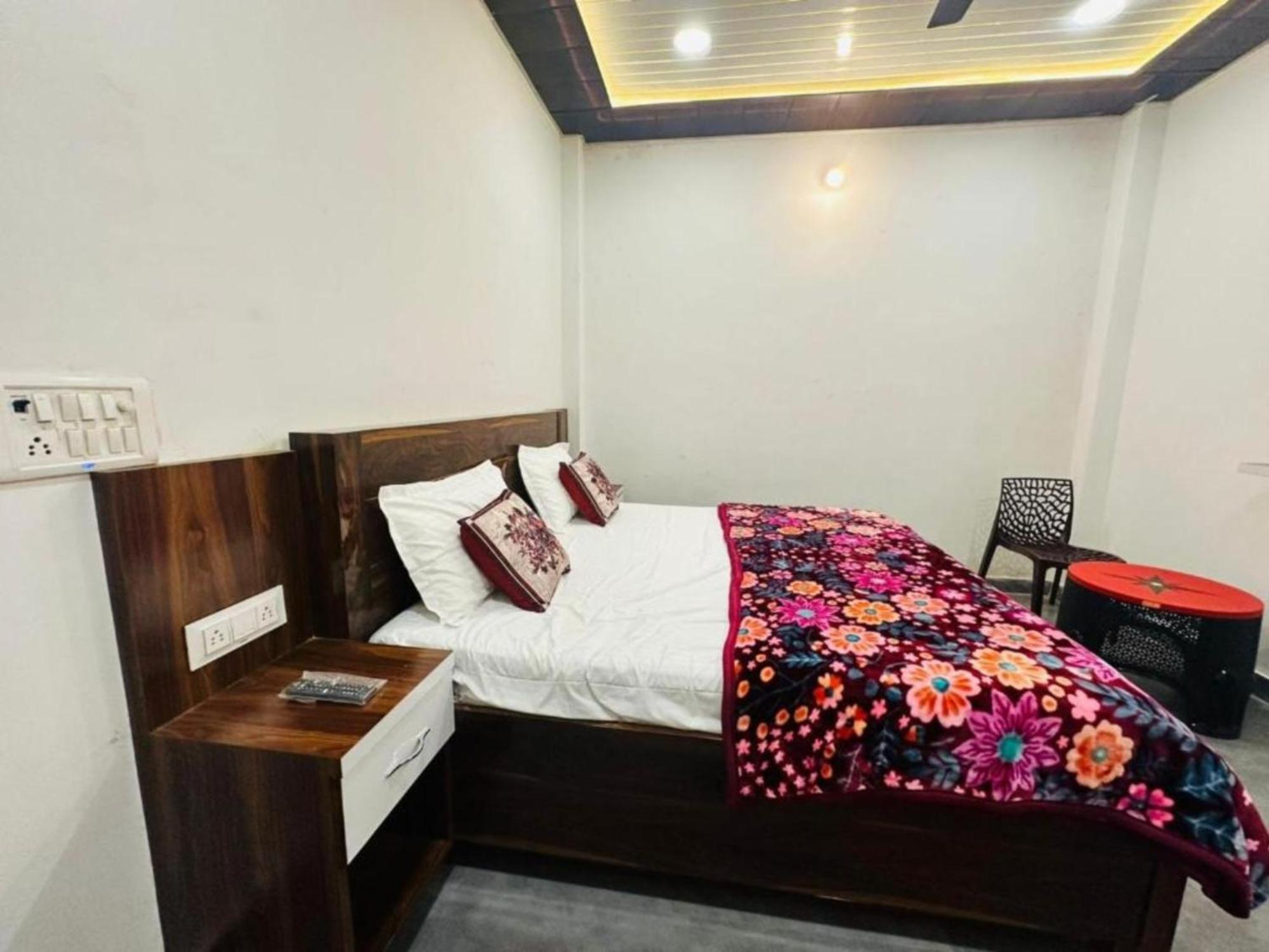 Homestay G R The Ram Krishna Palace Near Dasrath Mahal 500m -railway Station 800m -prime Location - Luxury And Spacious