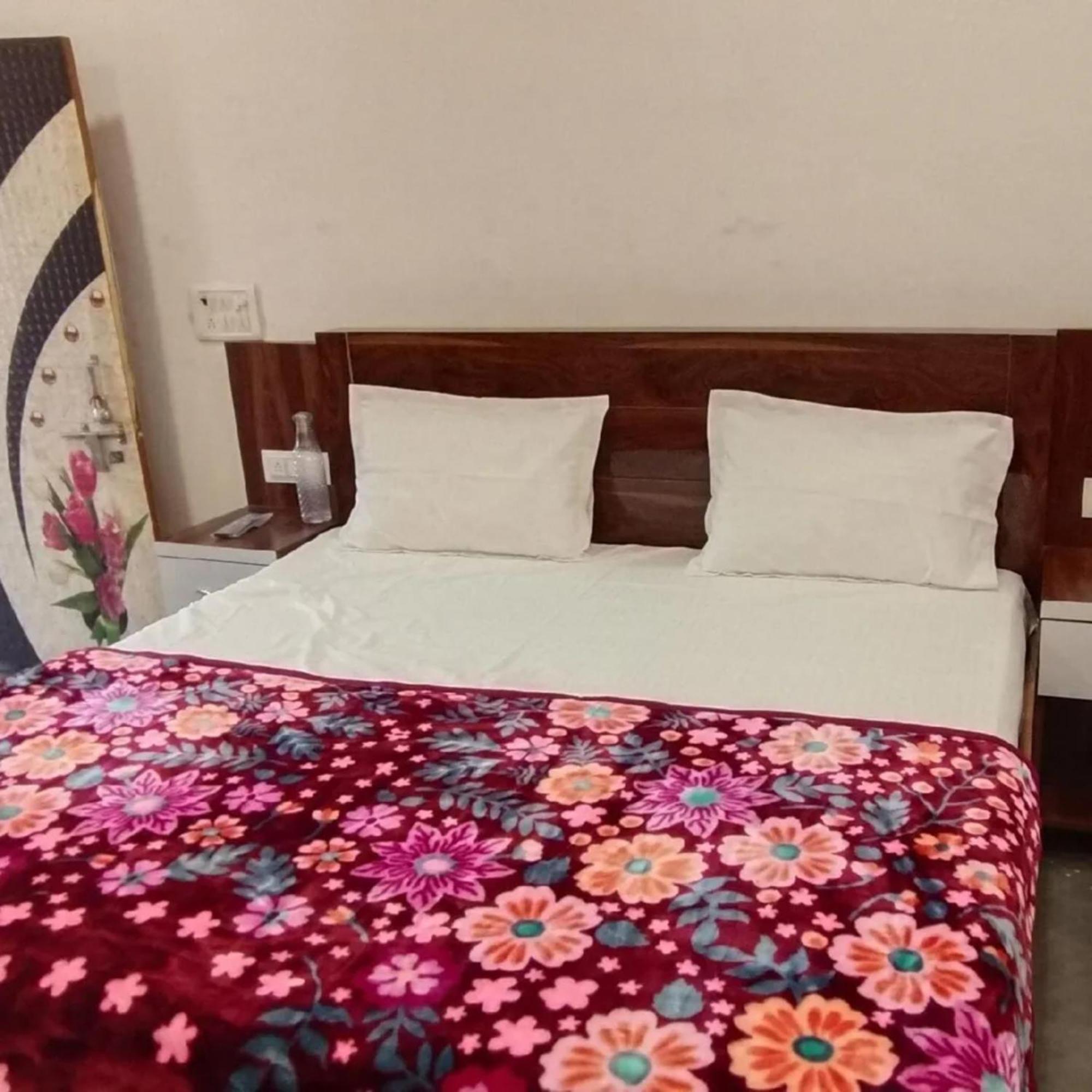 G R The Ram Krishna Palace Near Dasrath Mahal 500m -railway Station 800m -prime Location - Luxury And Spacious Ayodhya