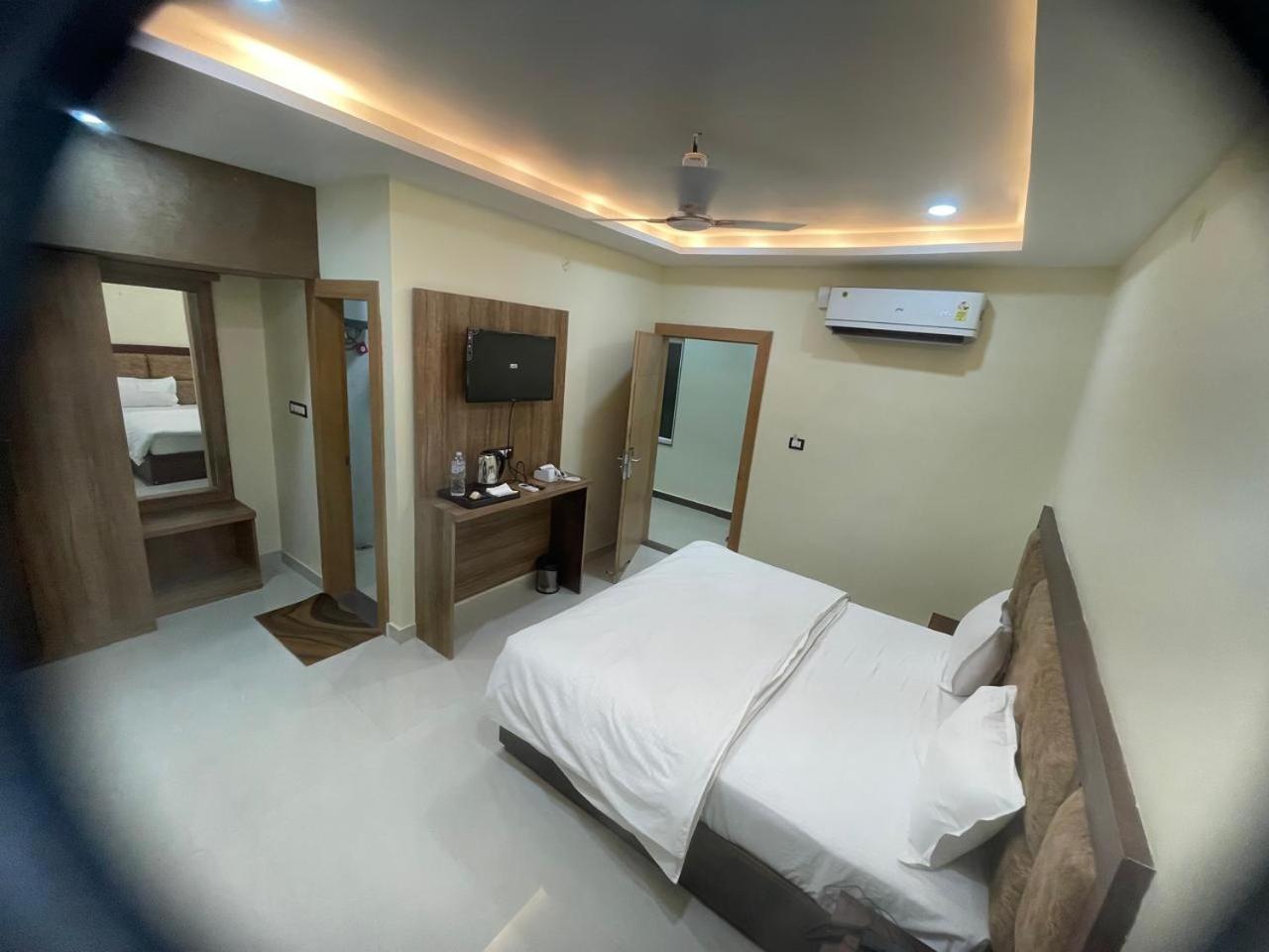 Maryada Hotel *