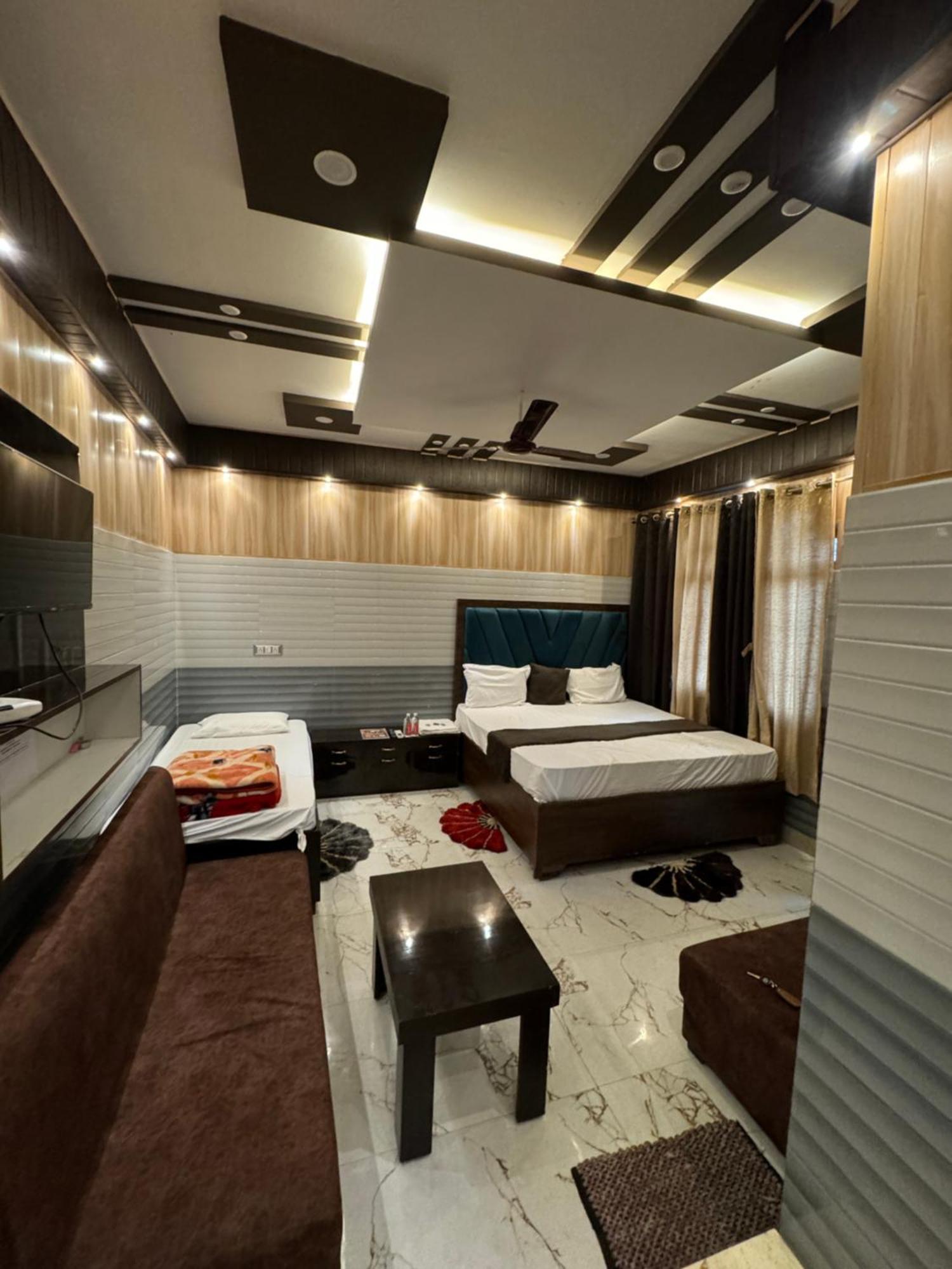 Samiksha Hotel *