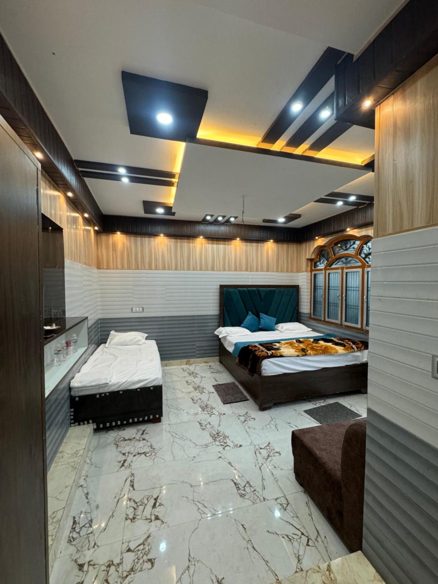 Samiksha Hotel *