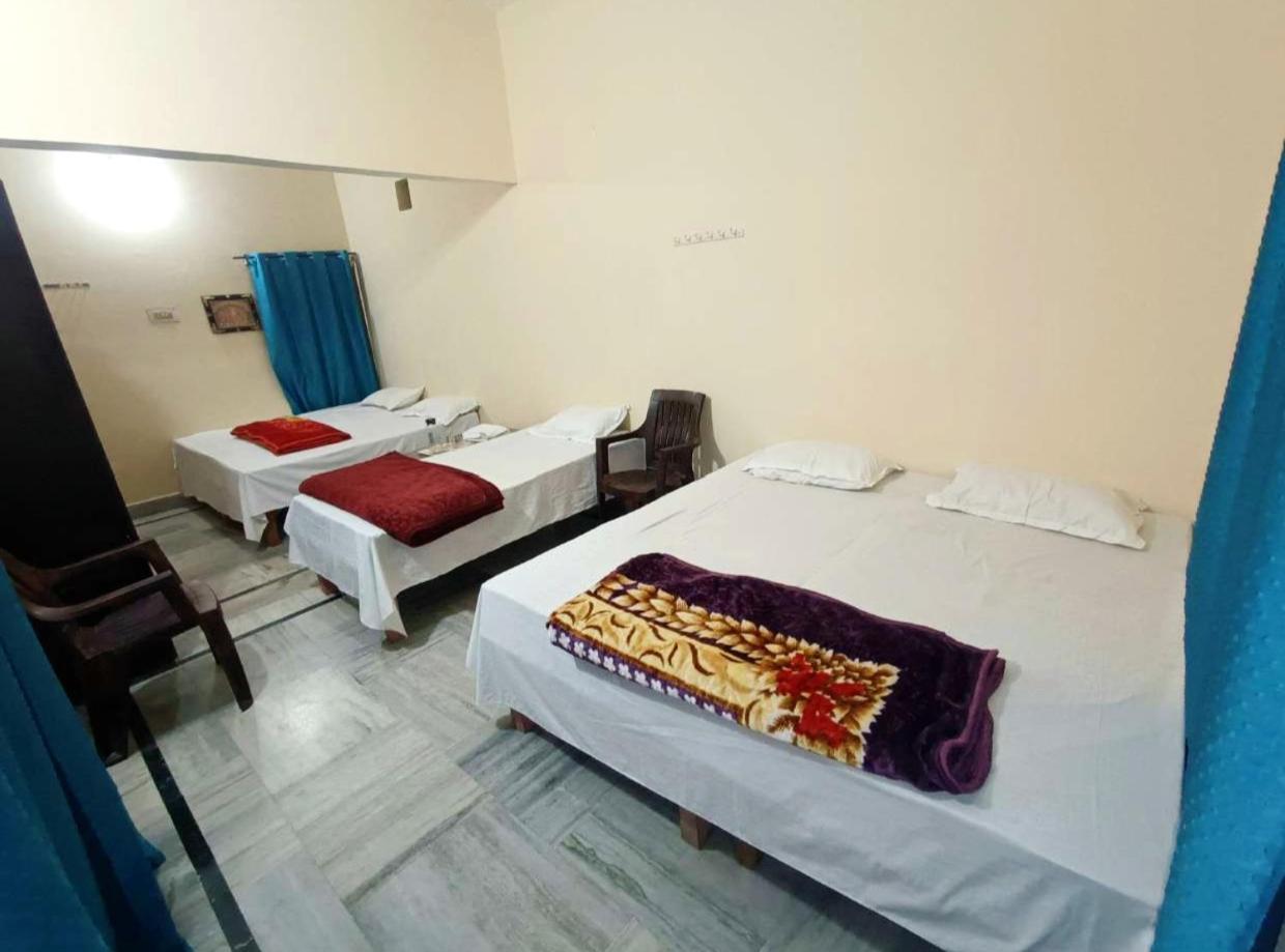 Apartment Raghuvardham Delux 2 Double Beds And 1 Single Bed Ayodhya
