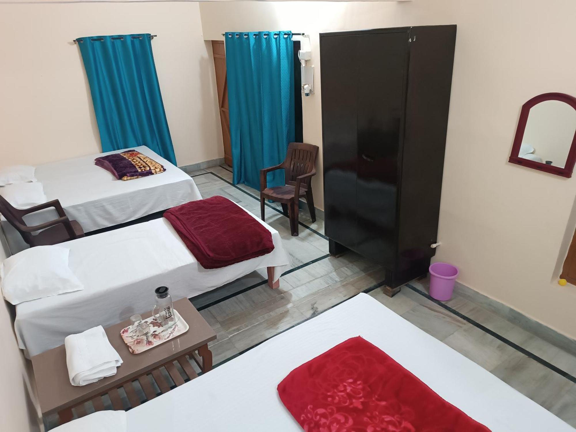 Apartment Raghuvardham Delux 2 Double Beds And 1 Single Bed *
