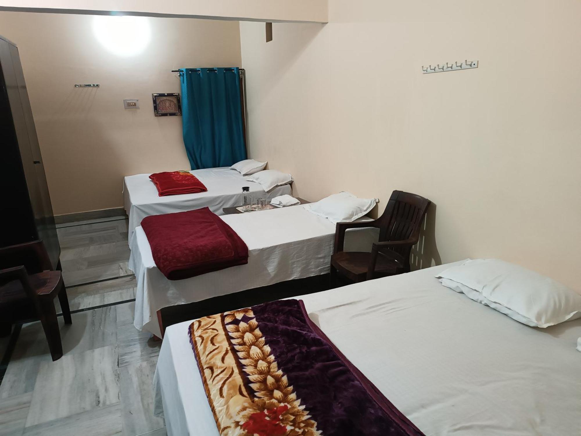 Raghuvardham Delux 2 Double Beds And 1 Single Bed Apartment