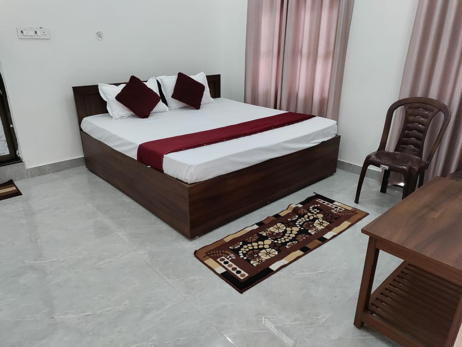 The Ashoka Palace Hotel 3*