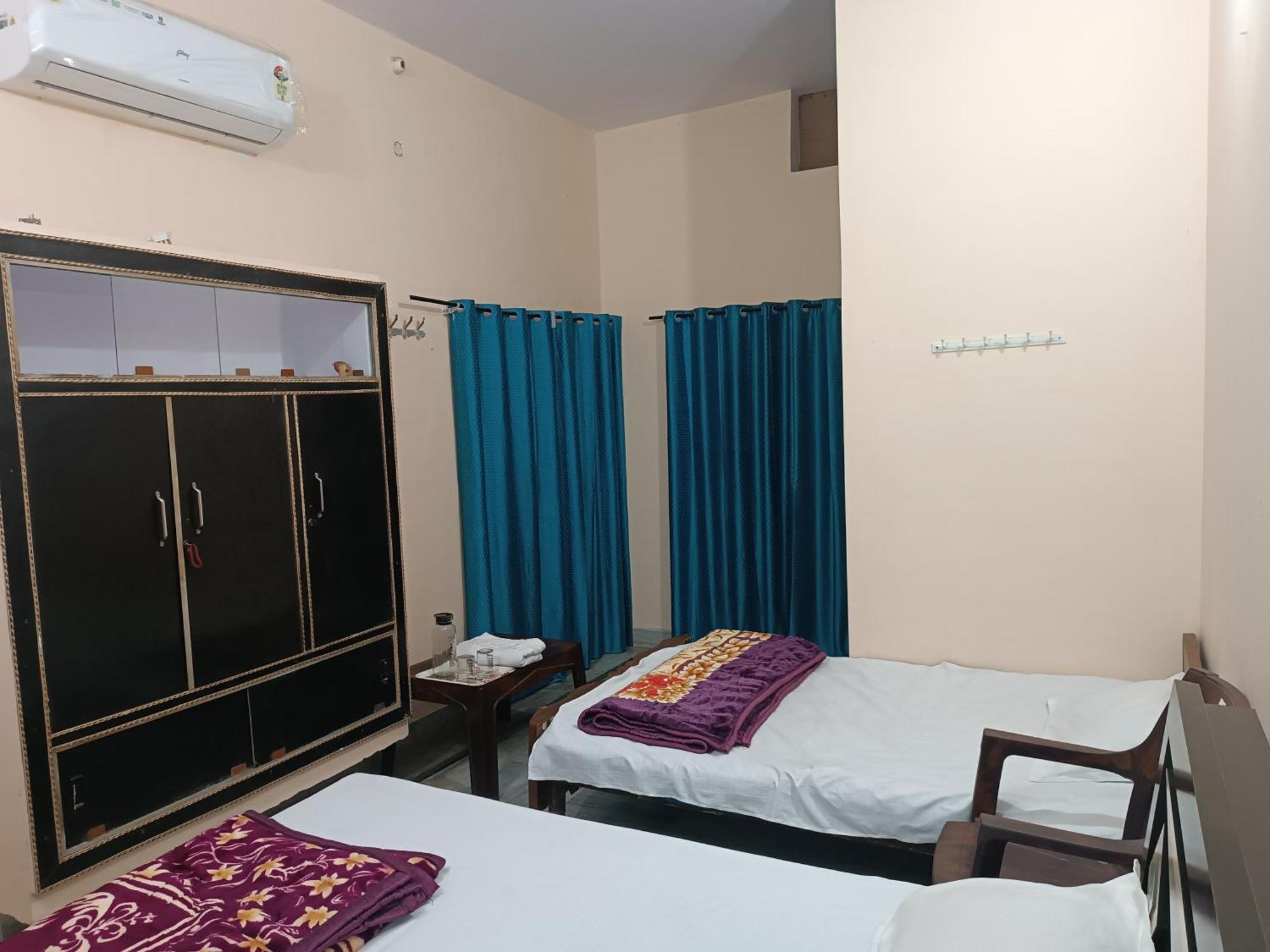 Raghuvardham Delux 1 Double Bed, 1 Single Bed * Ayodhya