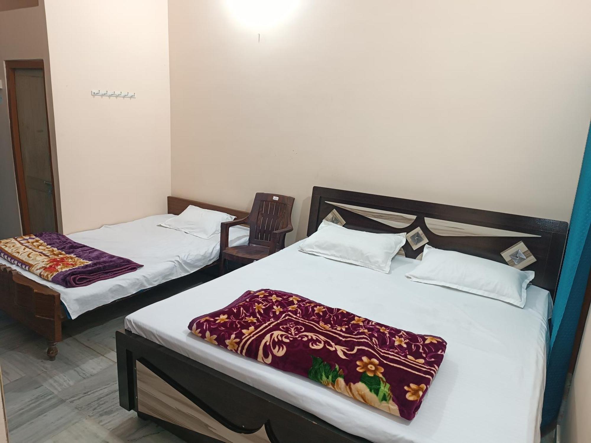 Raghuvardham Delux 1 Double Bed, 1 Single Bed