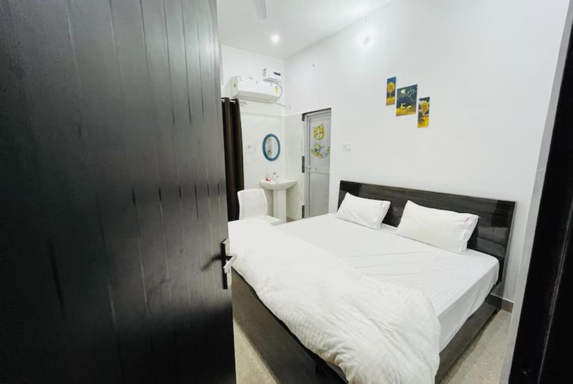 Homestay Ashoka Aashram Near Shri Ram Janmabhoomi - Prime Location With Luxury And Spacious - Book Now Ayodhya