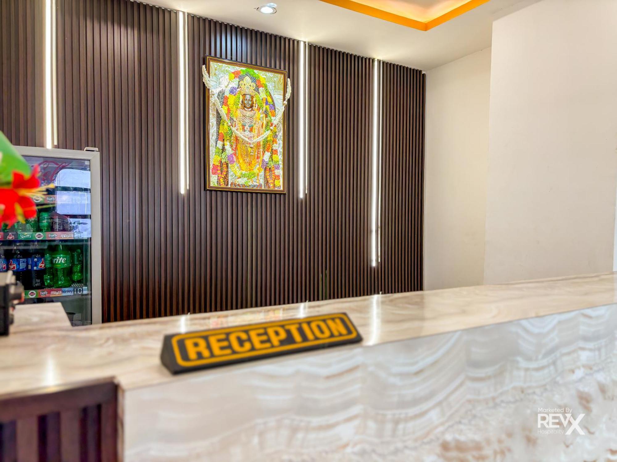 Hotel Raghuveer Sadan, Near Ram Mandir -10 Min Walk 2*