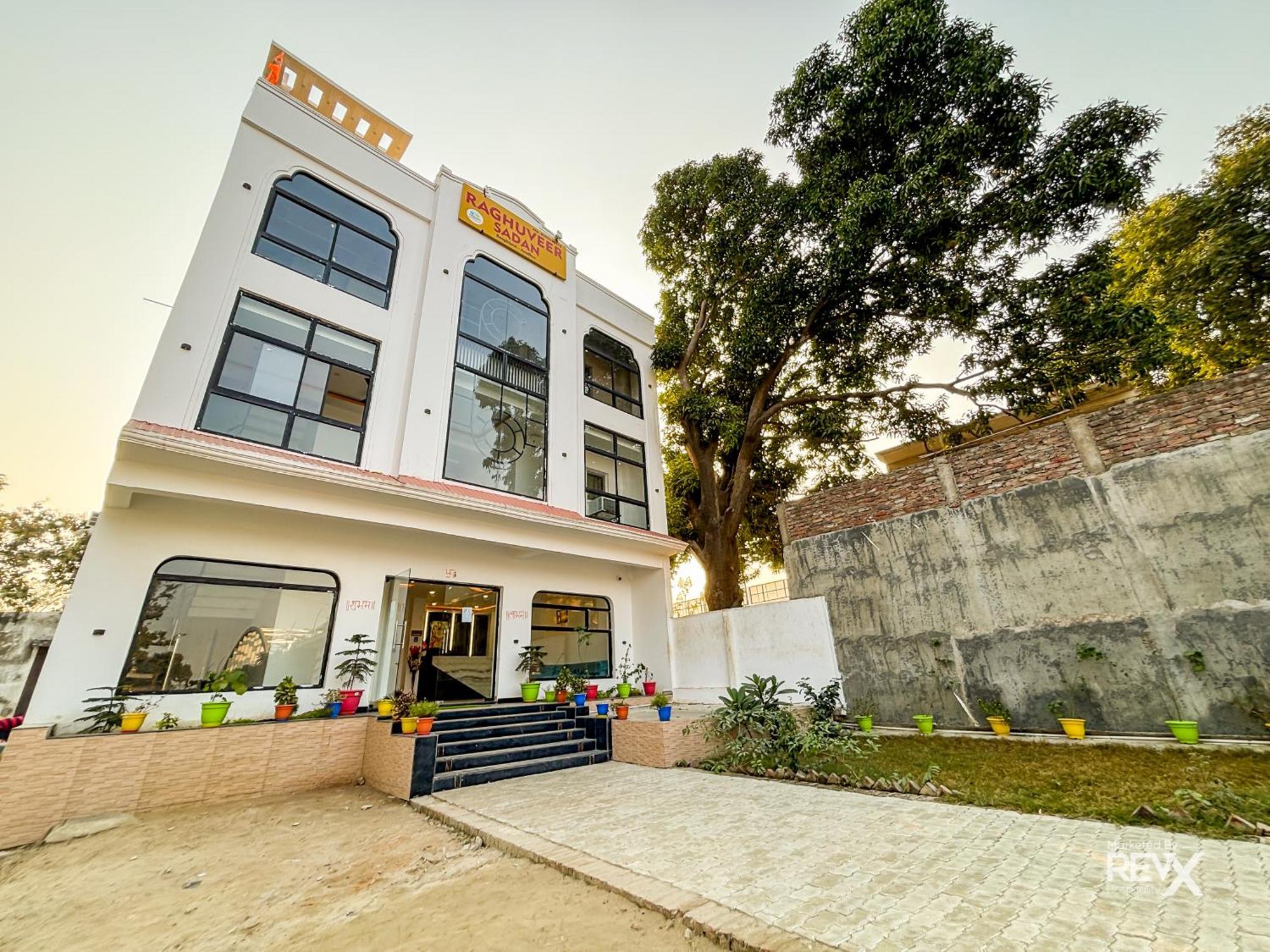Raghuveer Sadan, Near Ram Mandir -10 Min Walk 2*