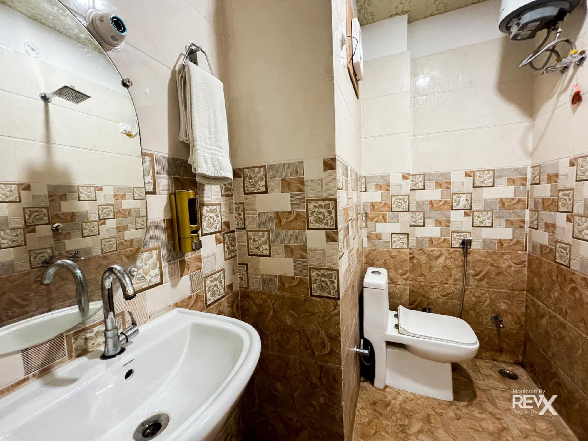 Hotel Raghuveer Sadan, Near Ram Mandir -10 Min Walk Ayodhya