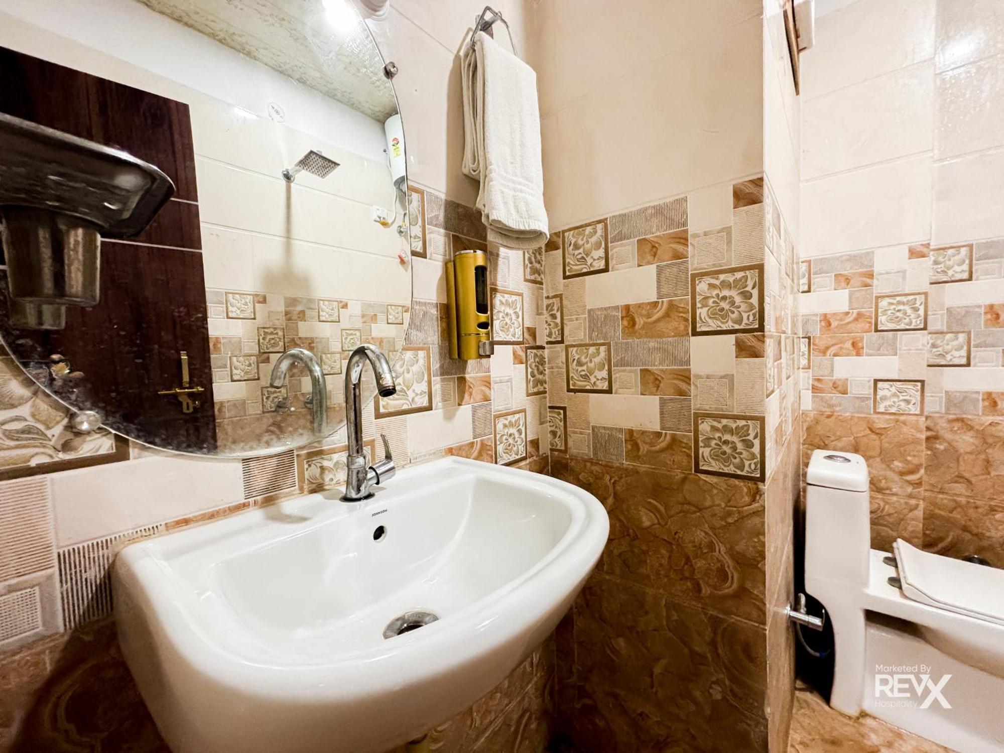 Hotel Raghuveer Sadan, Near Ram Mandir -10 Min Walk 2*