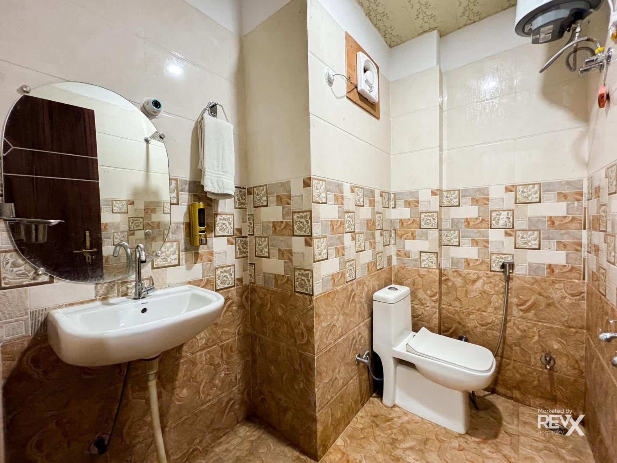 Hotel Raghuveer Sadan, Near Ram Mandir -10 Min Walk Ayodhya
