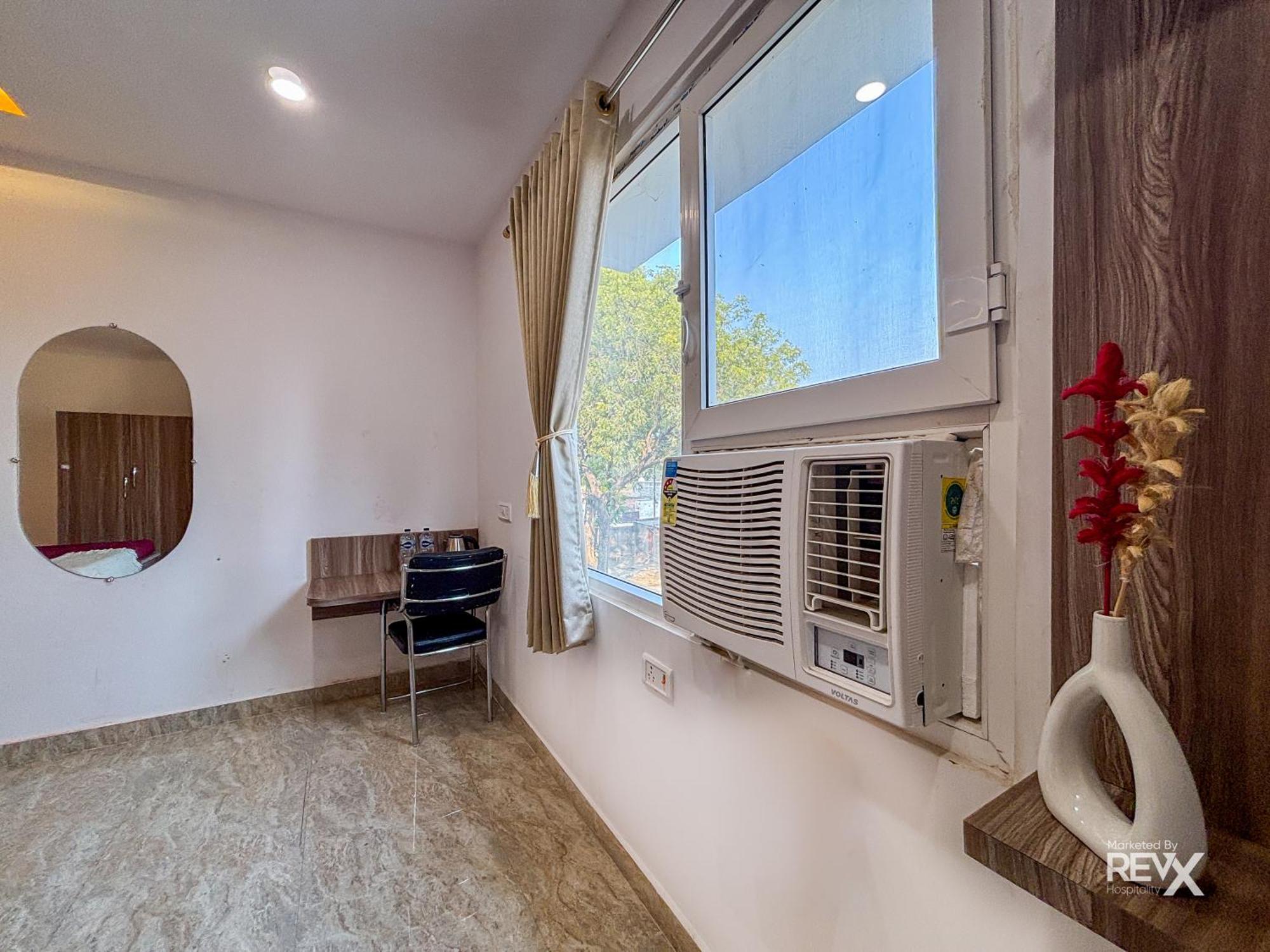 Hotel Raghuveer Sadan, Near Ram Mandir -10 Min Walk
