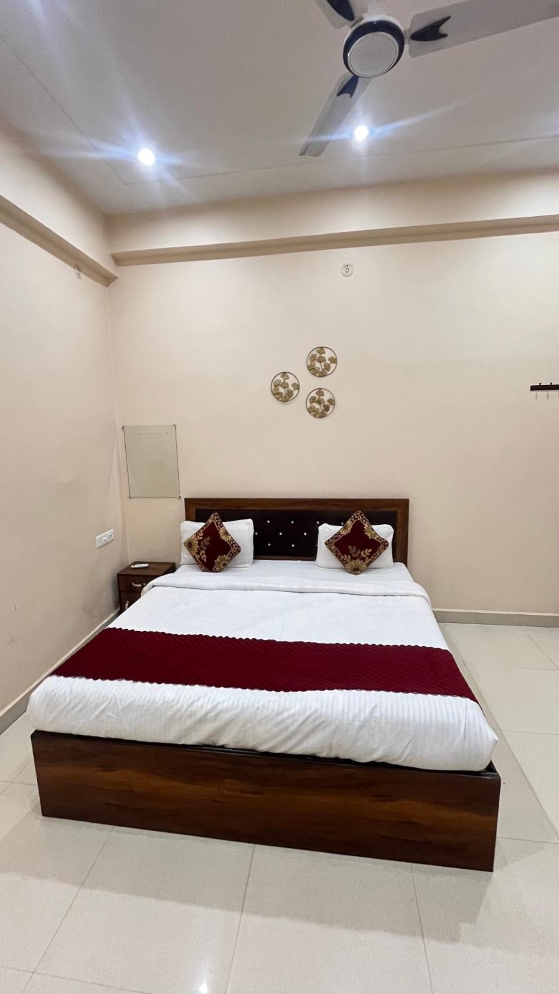 Hotel R K & Palace Near Ram Lalla Temple - 800 Meter 3*