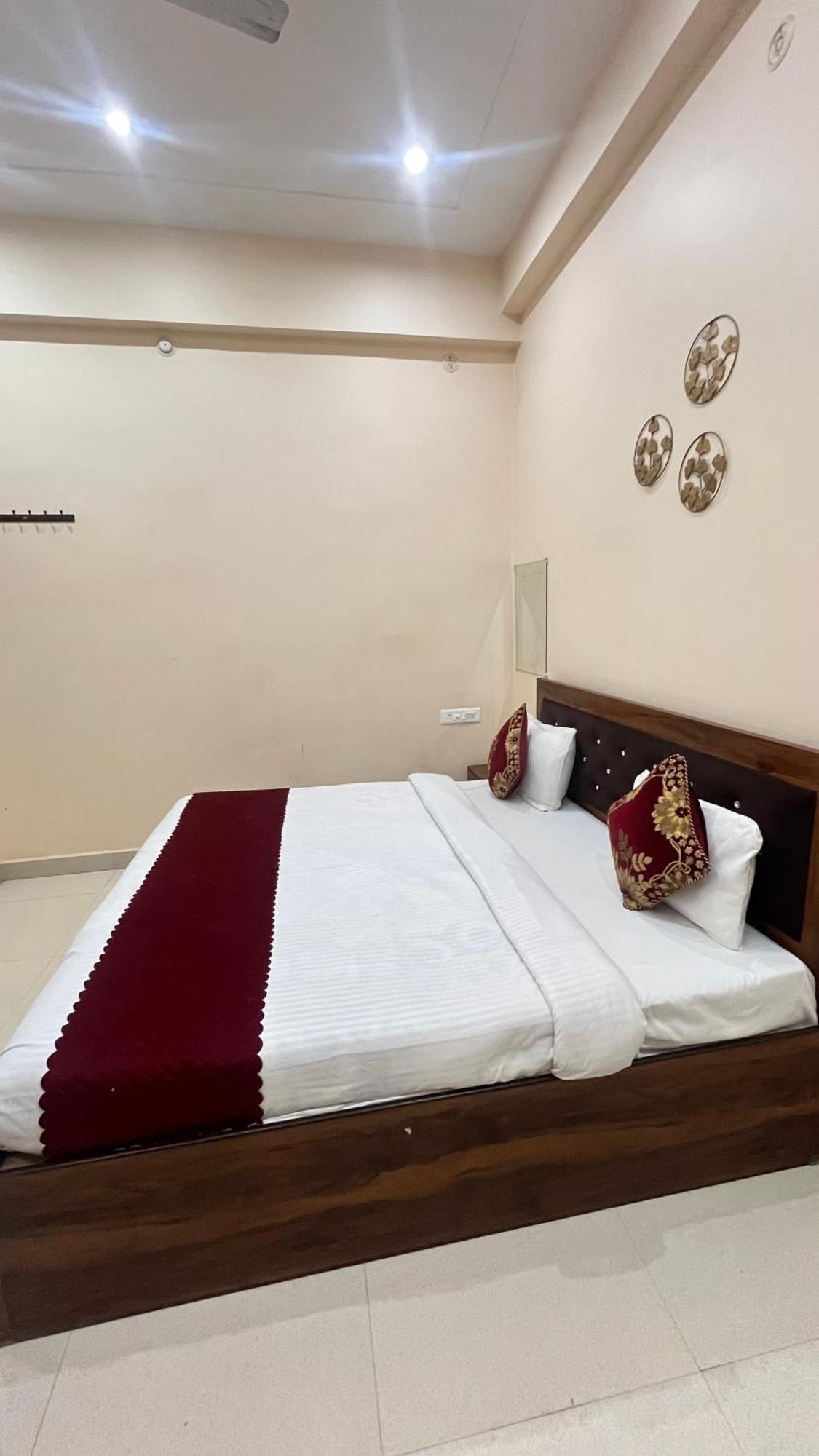R K & Palace Near Ram Lalla Temple - 800 Meter Hotel 3*
