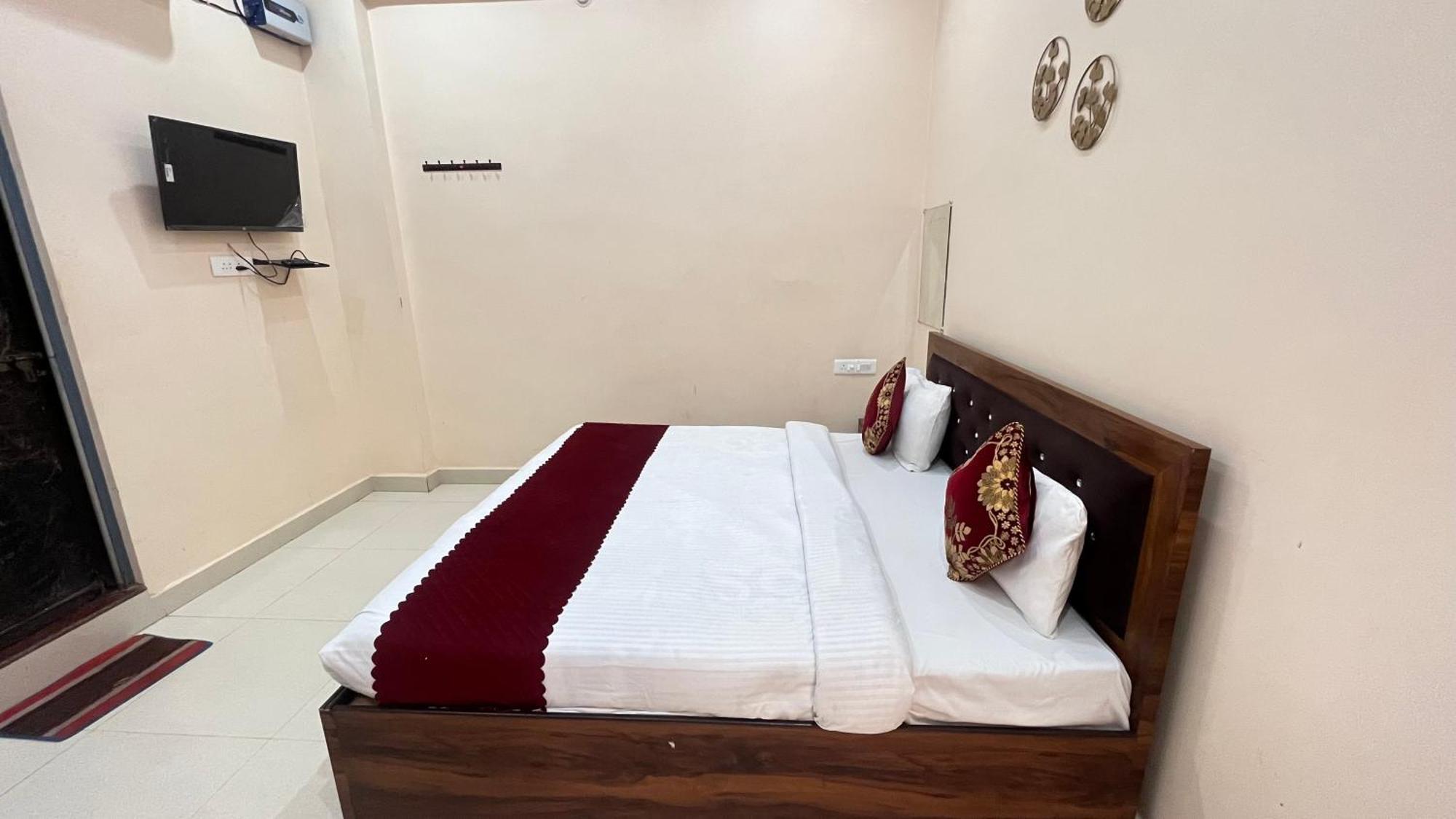 R K & Palace Near Ram Lalla Temple - 800 Meter Hotel