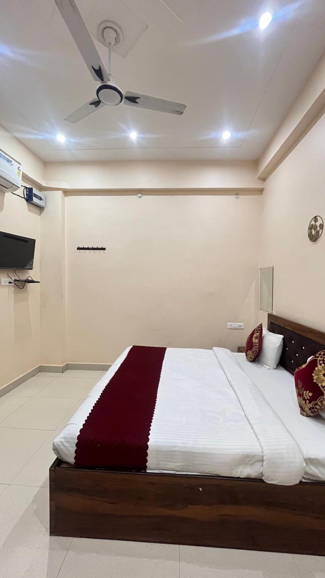 Hotel R K & Palace Near Ram Lalla Temple - 800 Meter 3*