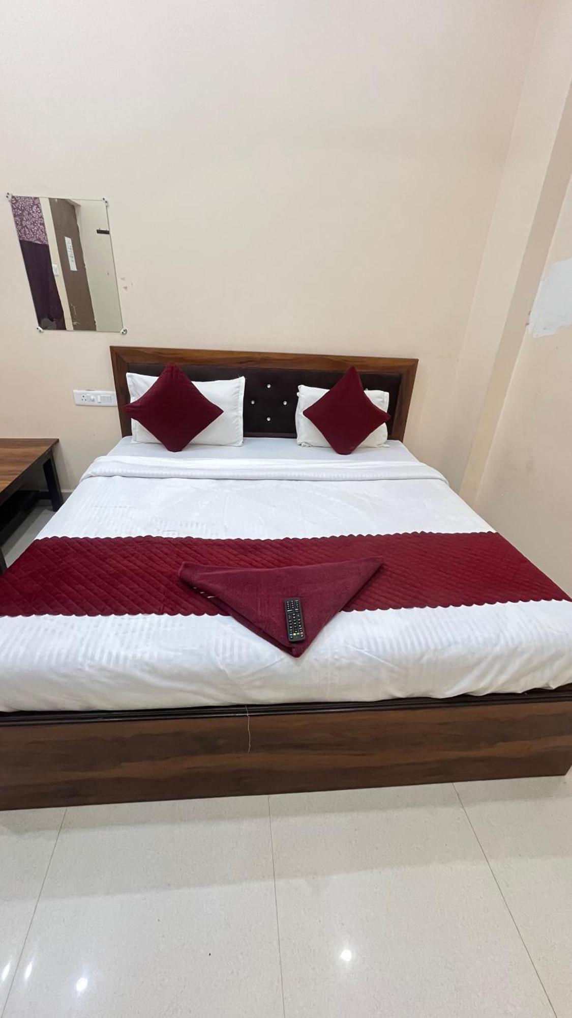 Hotel R K & Palace Near Ram Lalla Temple - 800 Meter Ayodhya