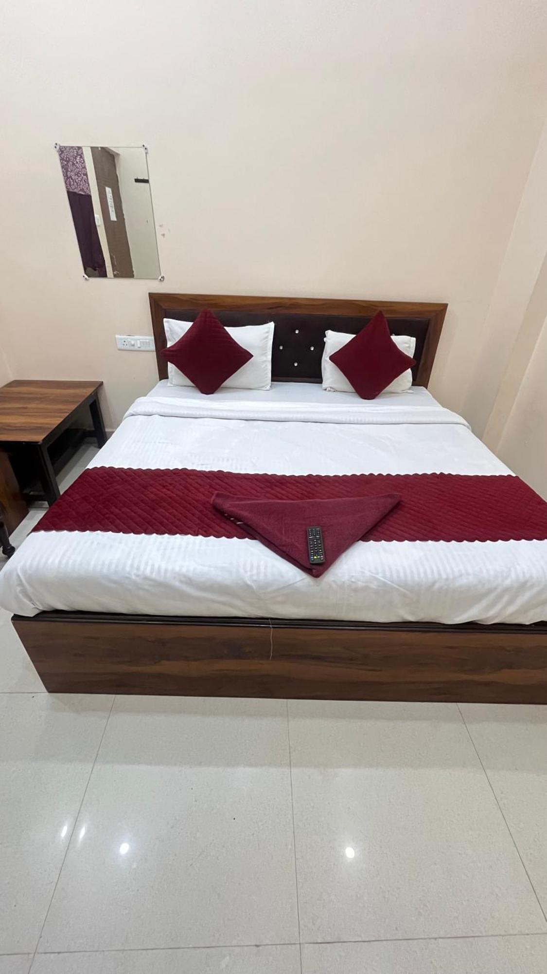 R K & Palace Near Ram Lalla Temple - 800 Meter 3*