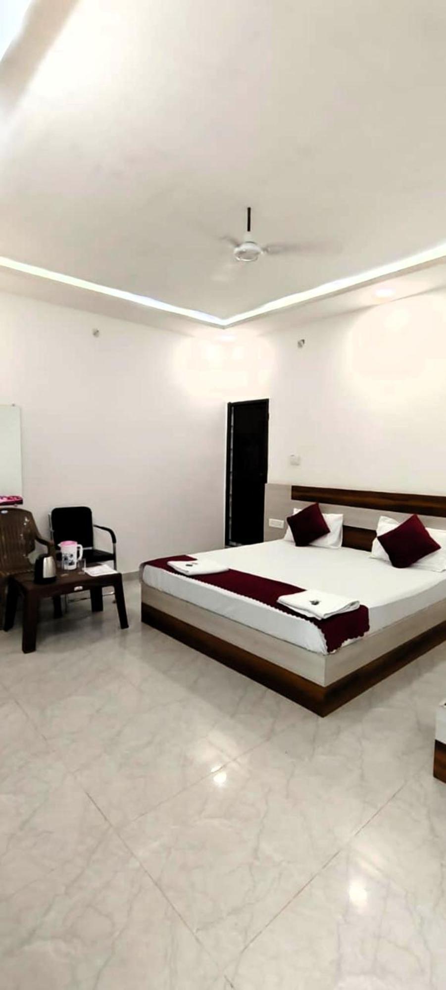 Gr Mateshwari Palace - Hotel-at-prime-location Spacious-room *