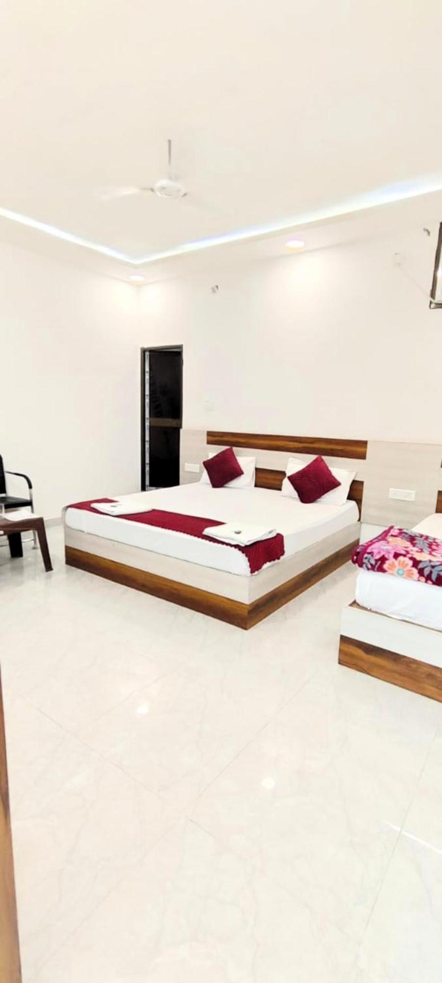 Gr Mateshwari Palace - Hotel-at-prime-location Spacious-room
