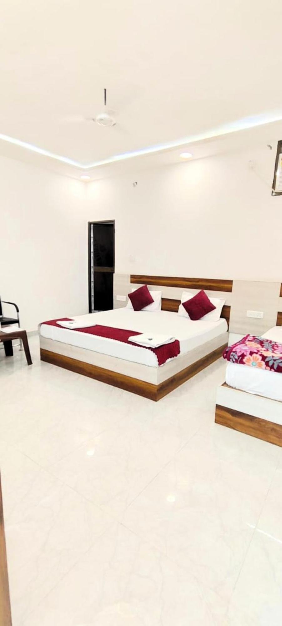 Homestay Gr Mateshwari Palace - Hotel-at-prime-location Spacious-room Ayodhya