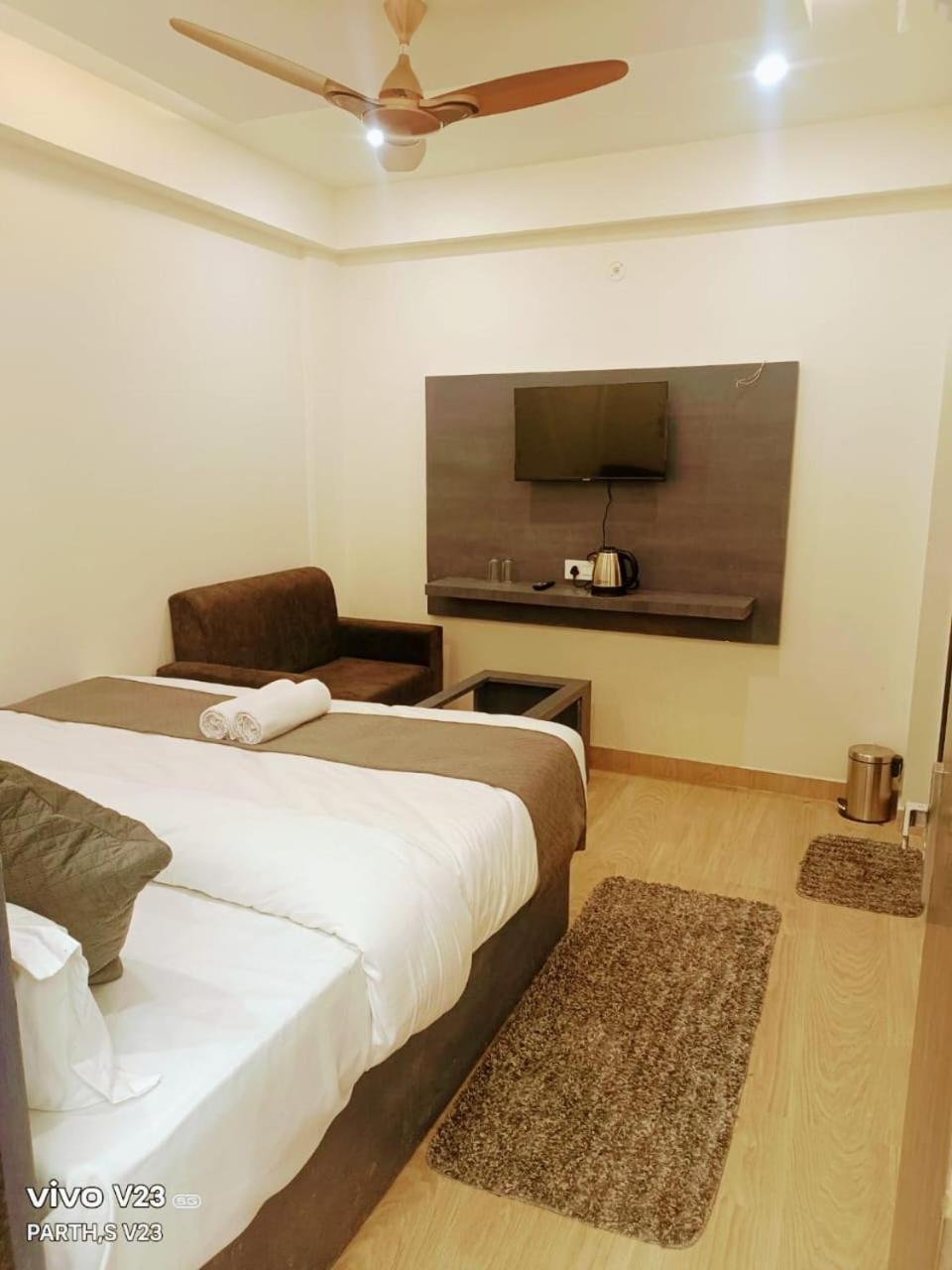 Abhinandan Hotel *