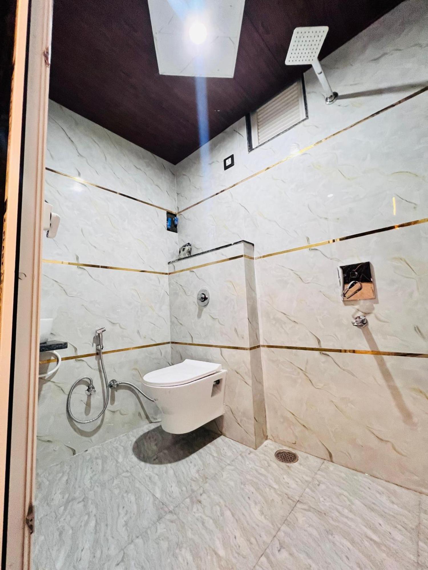 Raghunandan Near Ram Janambhumi , Parking Available Hotel