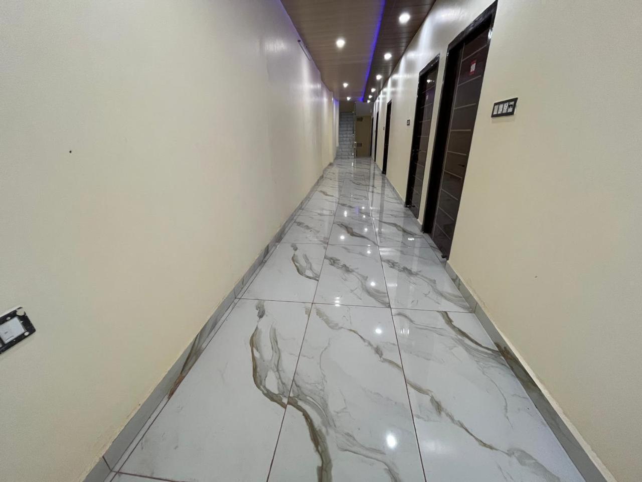 Shree Radhe Palace Hotel Ayodhya