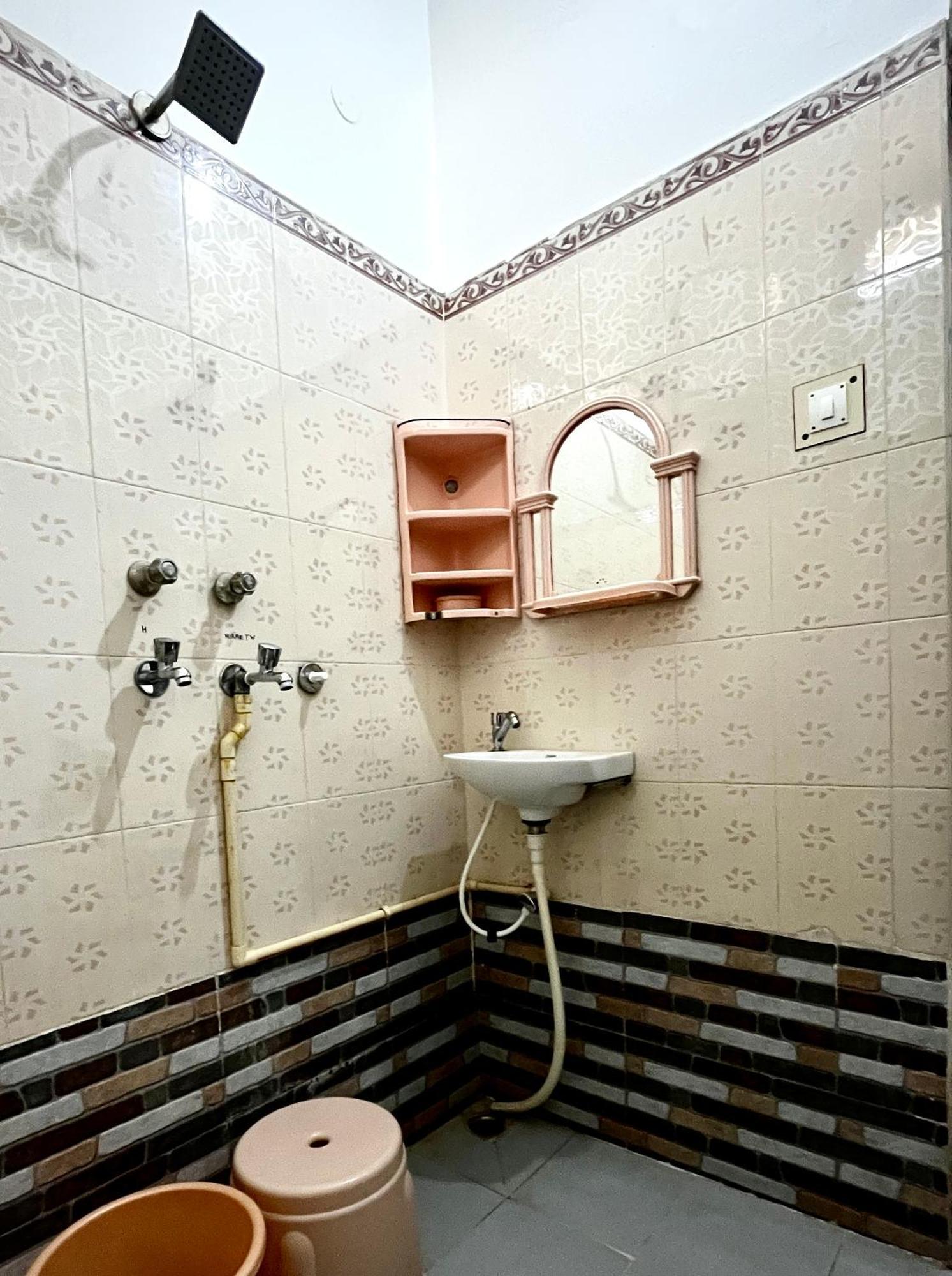 Veena Luxury - 2km From Ram Mandir Ayodhya