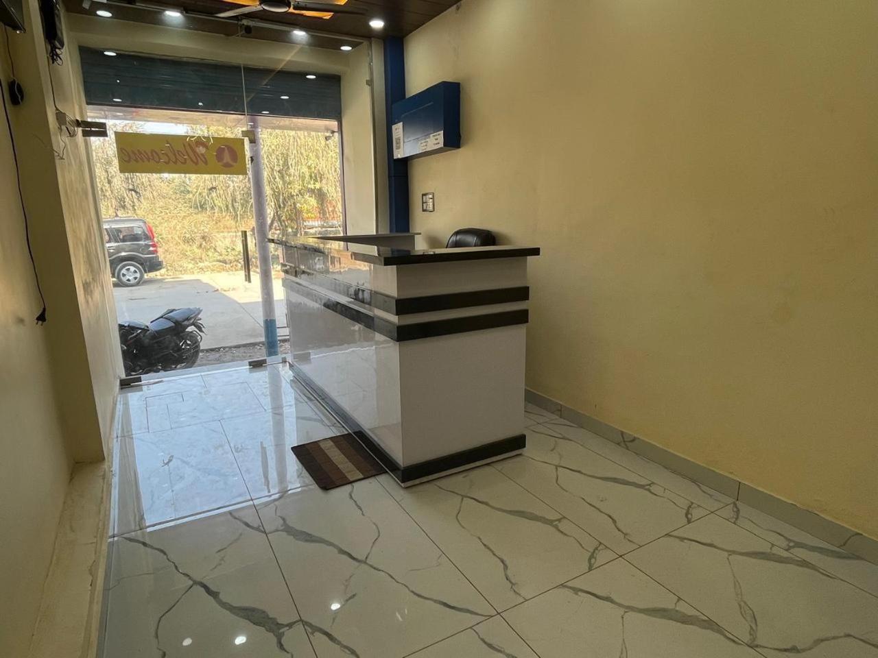 Shree Radhe Palace Hotel Ayodhya