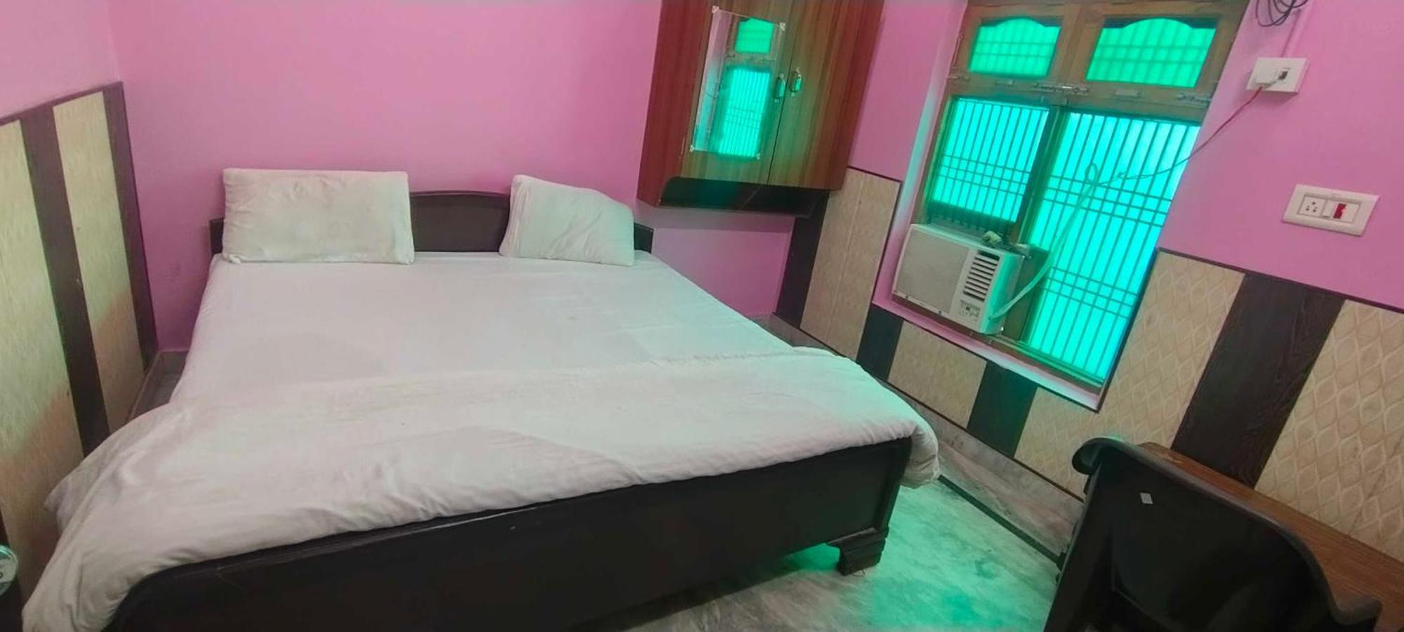 Oyo 82076 Balaji Palace Ayodhya
