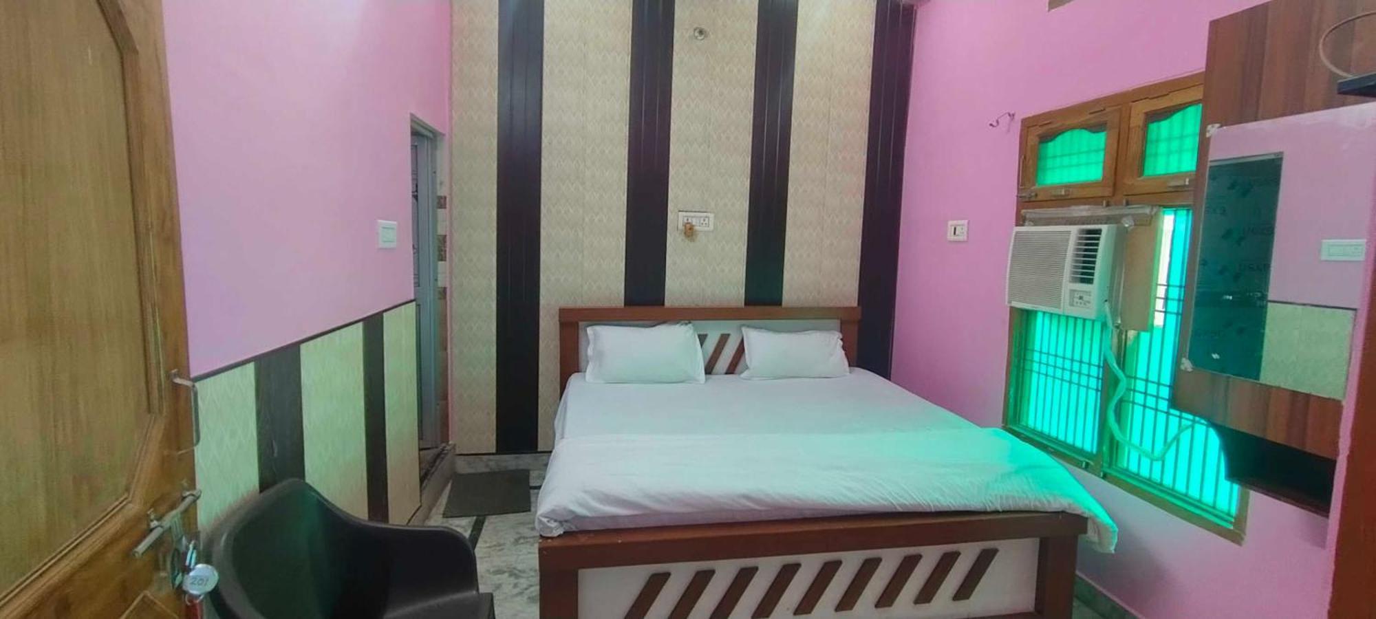 Hotel Oyo 82076 Balaji Palace Ayodhya