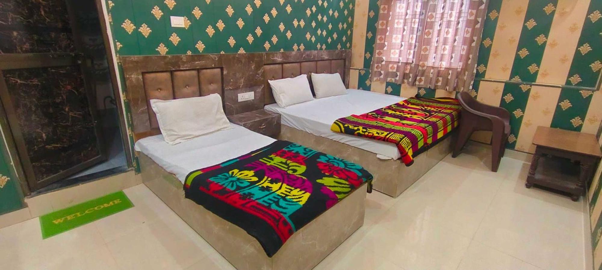 Oyo 82076 Balaji Palace Ayodhya