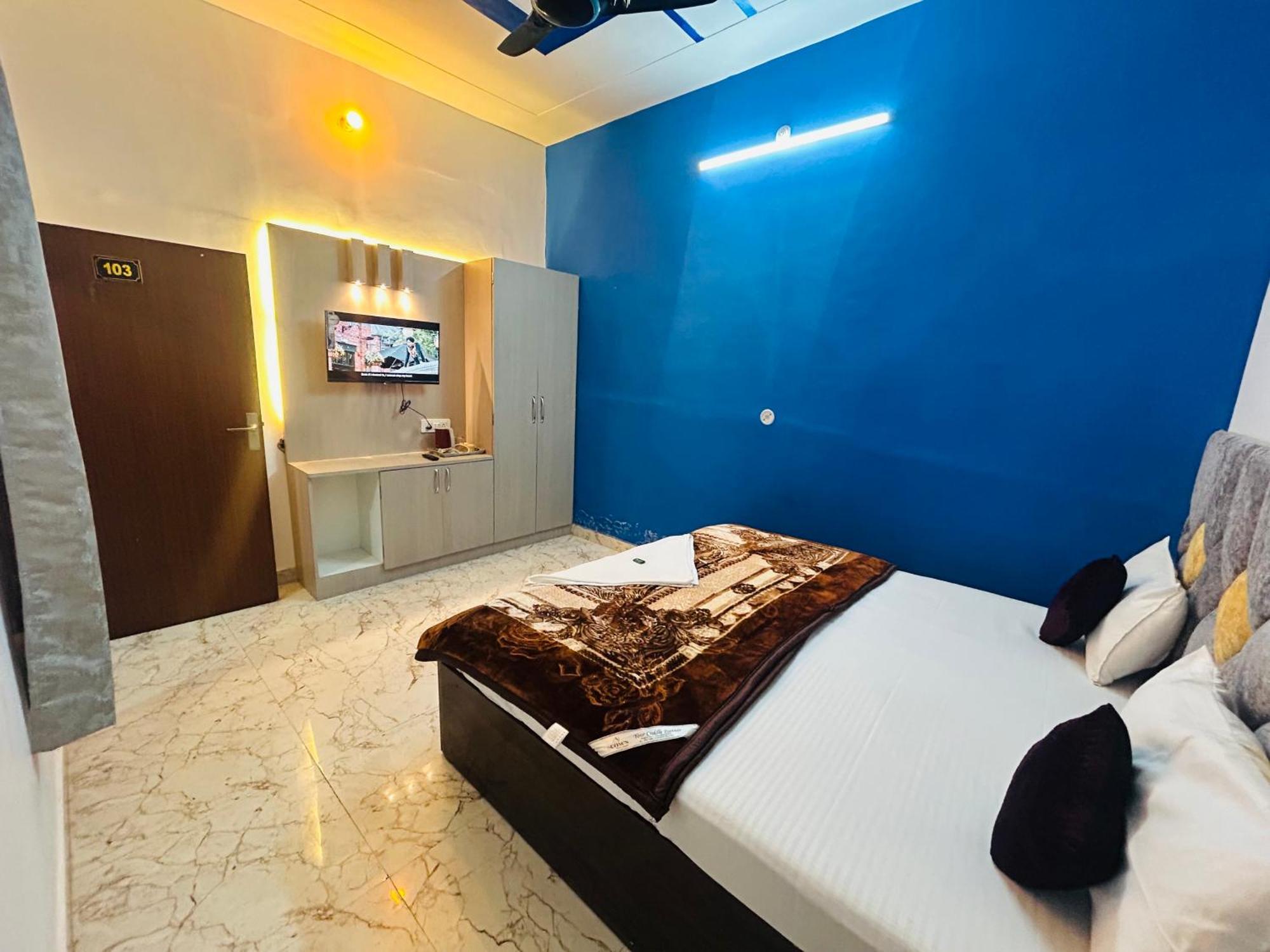 Divya Darshan Guest House, 100m From Shri Ram Janam Bhoomi Dham Ayodhya