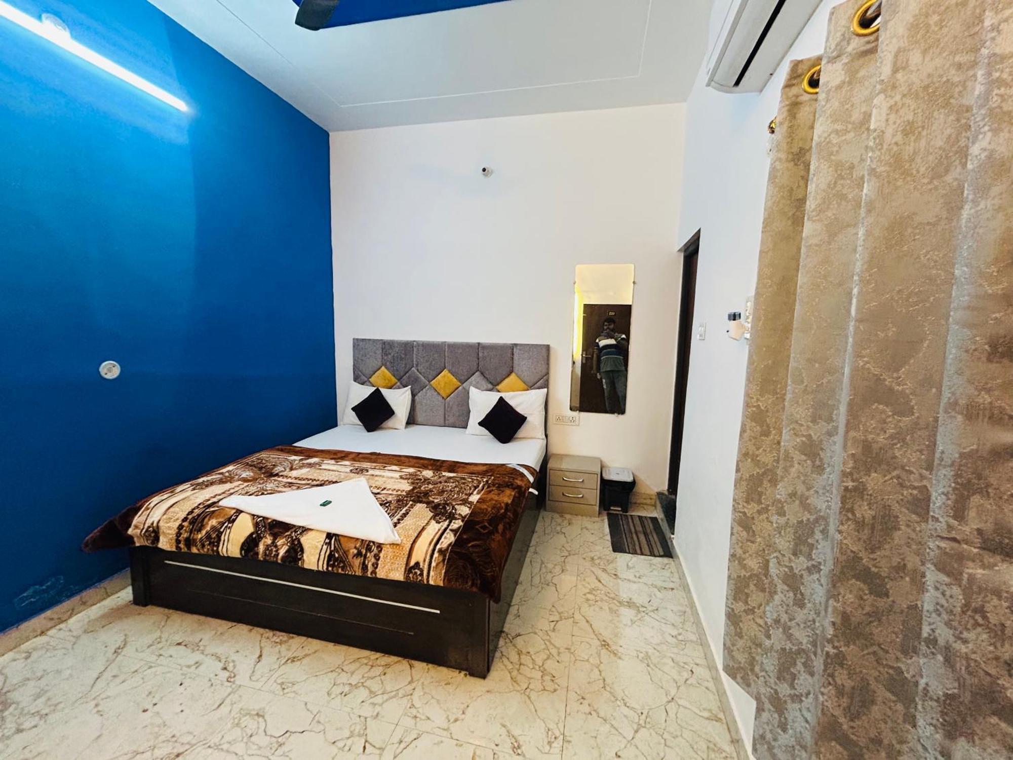 Divya Darshan Guest House, 100m From Shri Ram Janam Bhoomi Dham * Ayodhya
