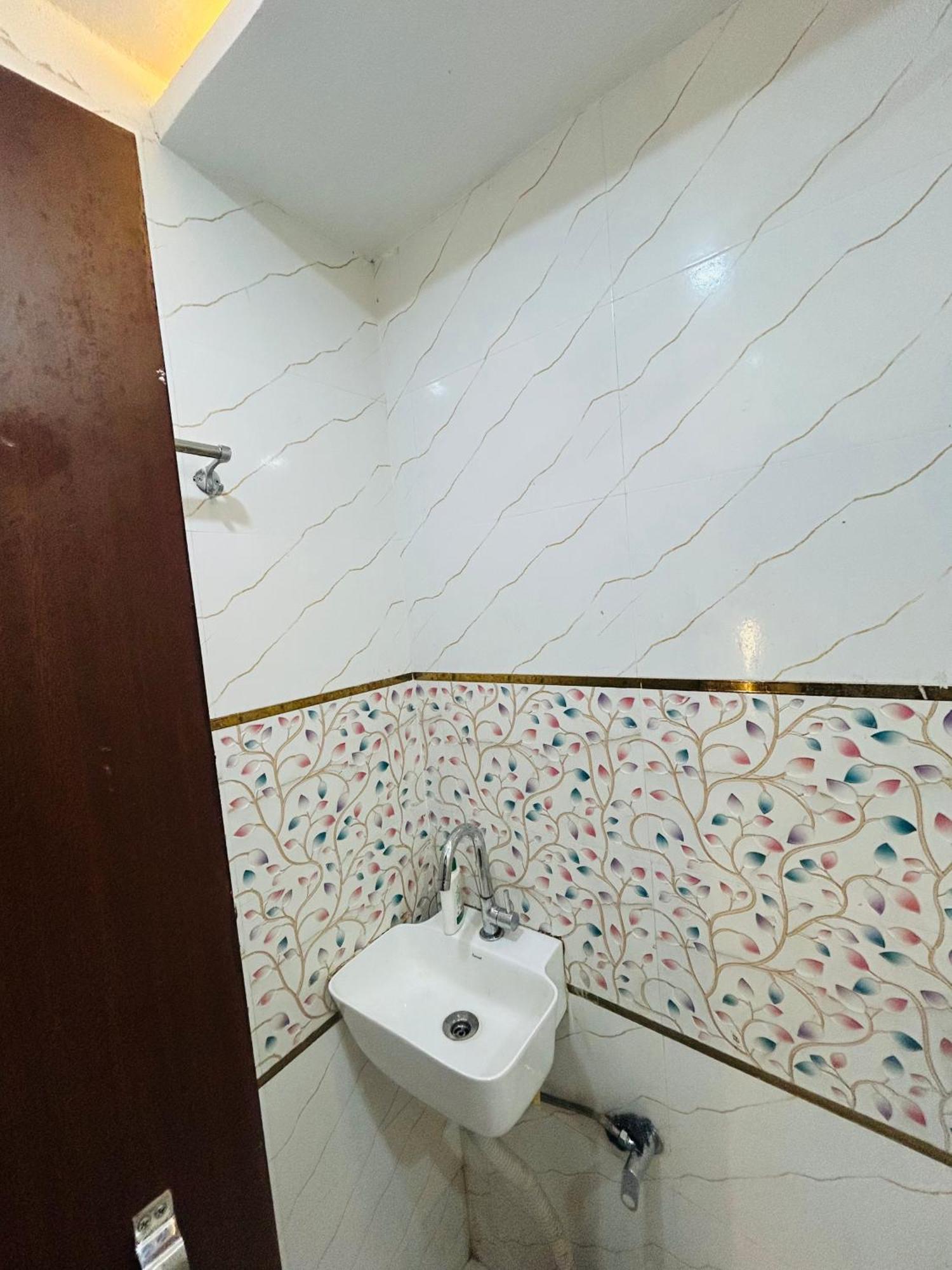Divya Darshan Guest House, 100m From Shri Ram Janam Bhoomi Dham Guest house Ayodhya