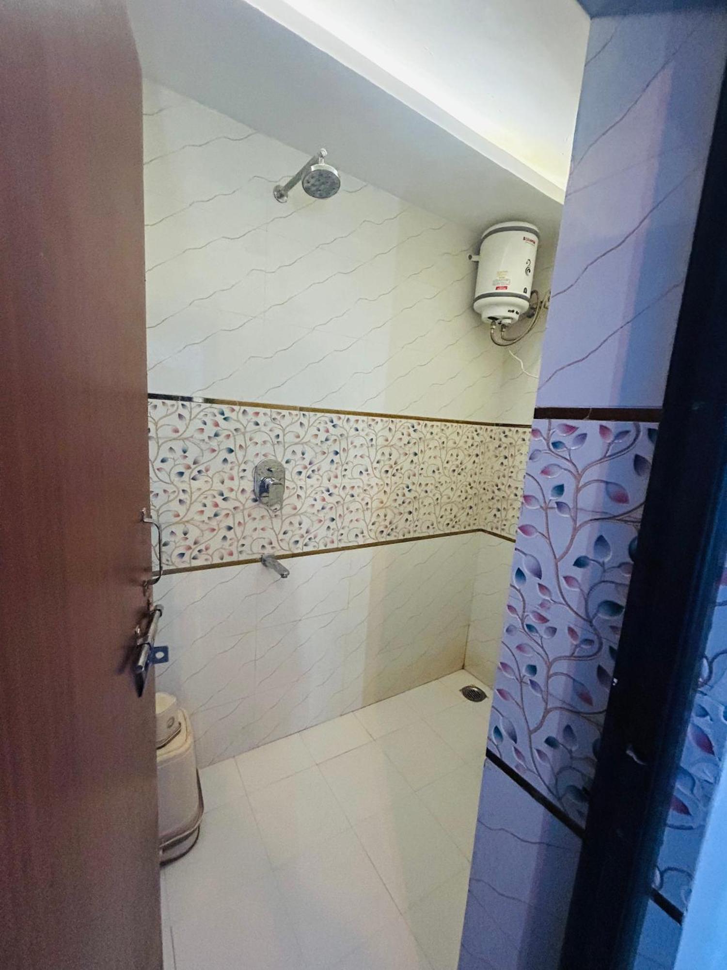 Divya Darshan Guest House, 100m From Shri Ram Janam Bhoomi Dham