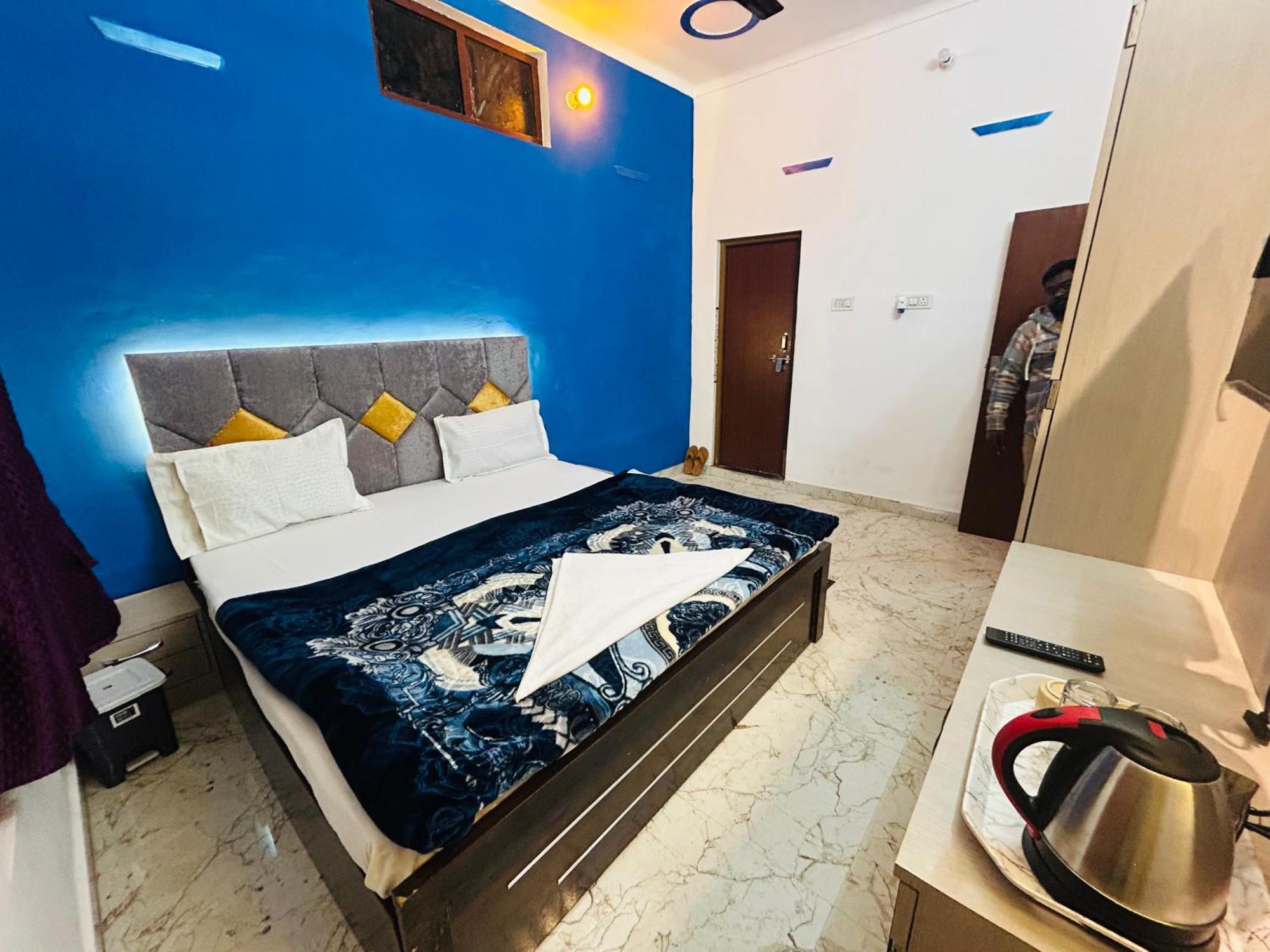 Divya Darshan Guest House, 100m From Shri Ram Janam Bhoomi Dham Guest house