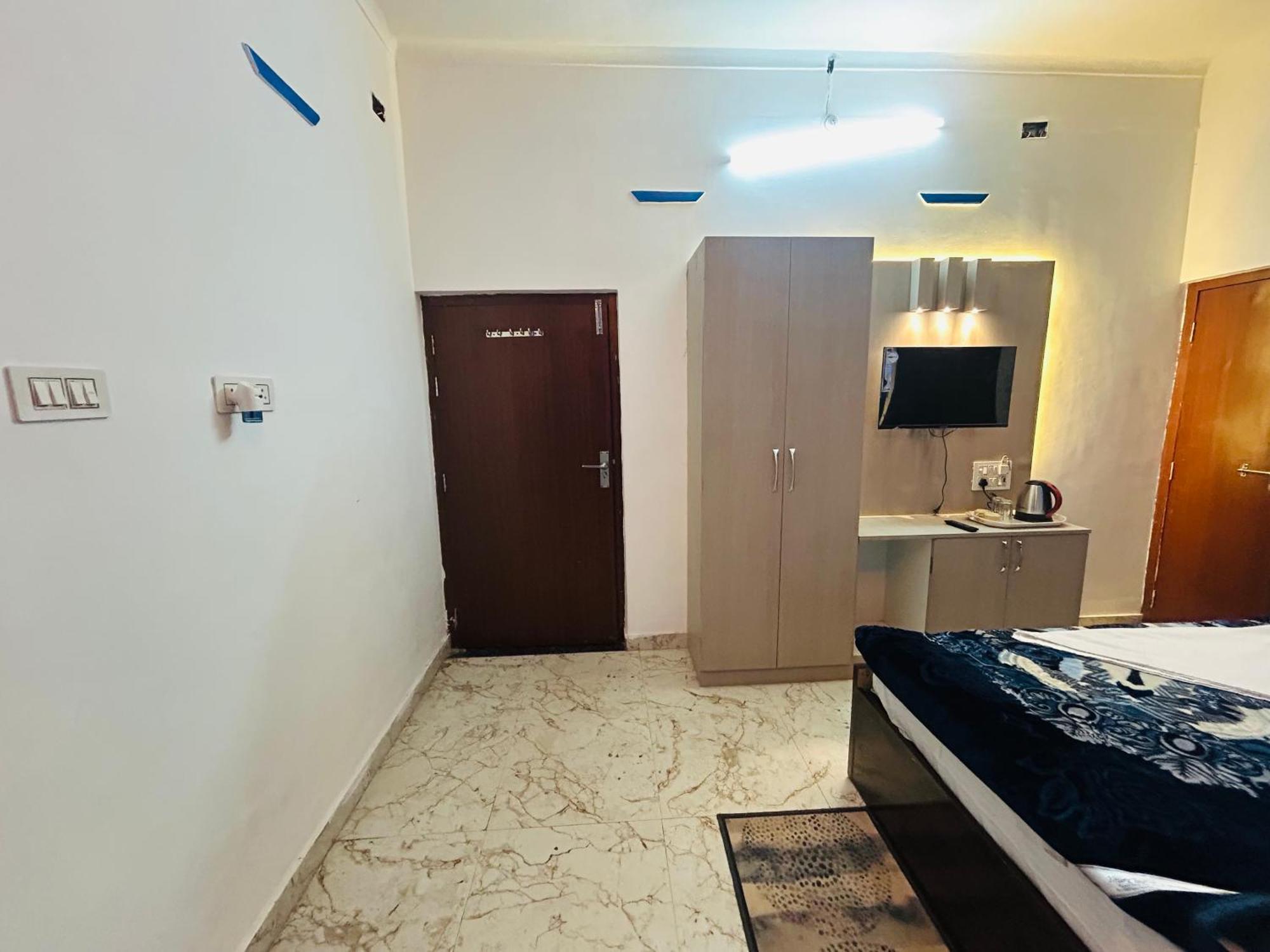 Divya Darshan Guest House, 100m From Shri Ram Janam Bhoomi Dham Guest house *