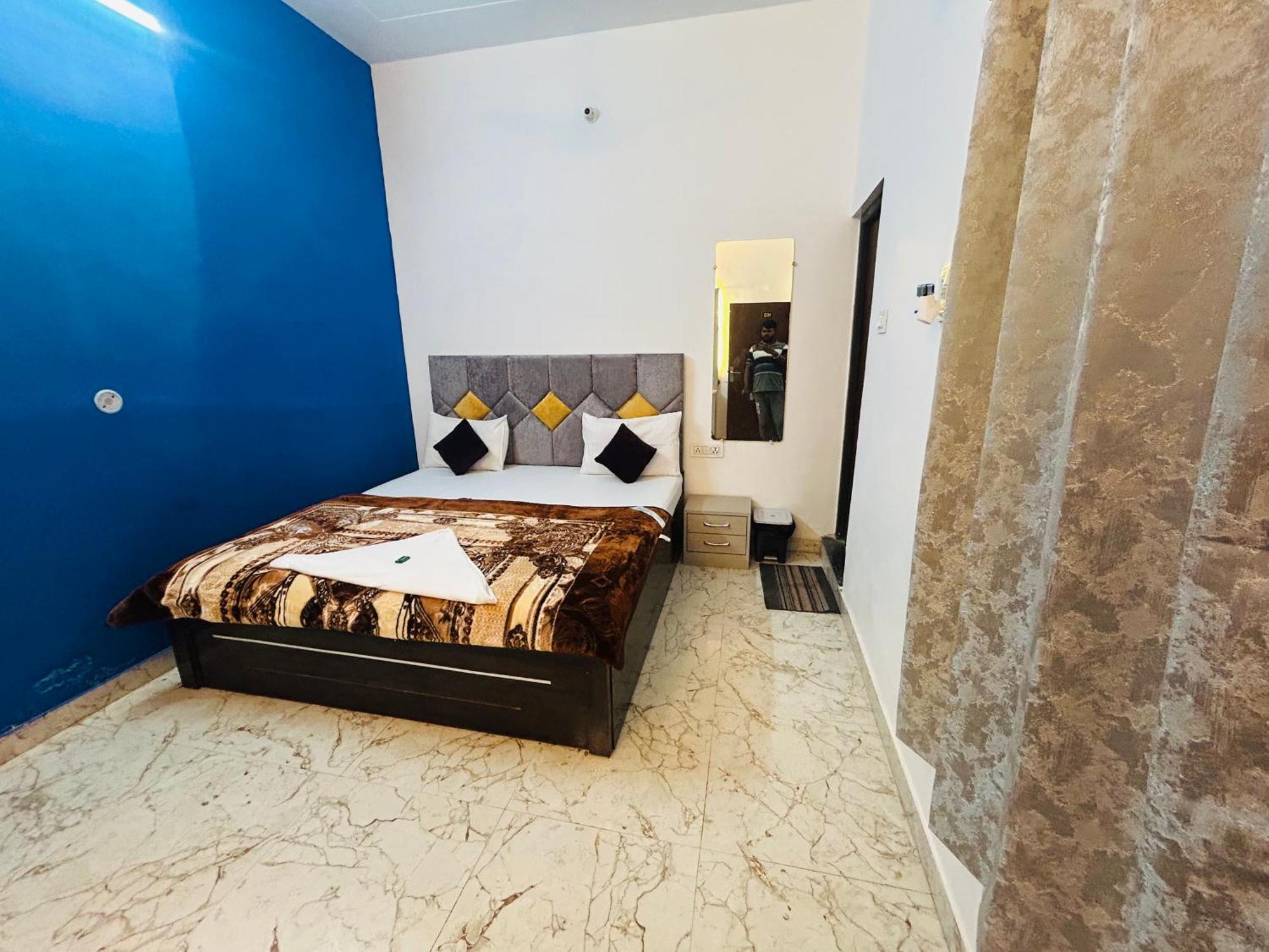 Divya Darshan Guest House, 100m From Shri Ram Janam Bhoomi Dham *